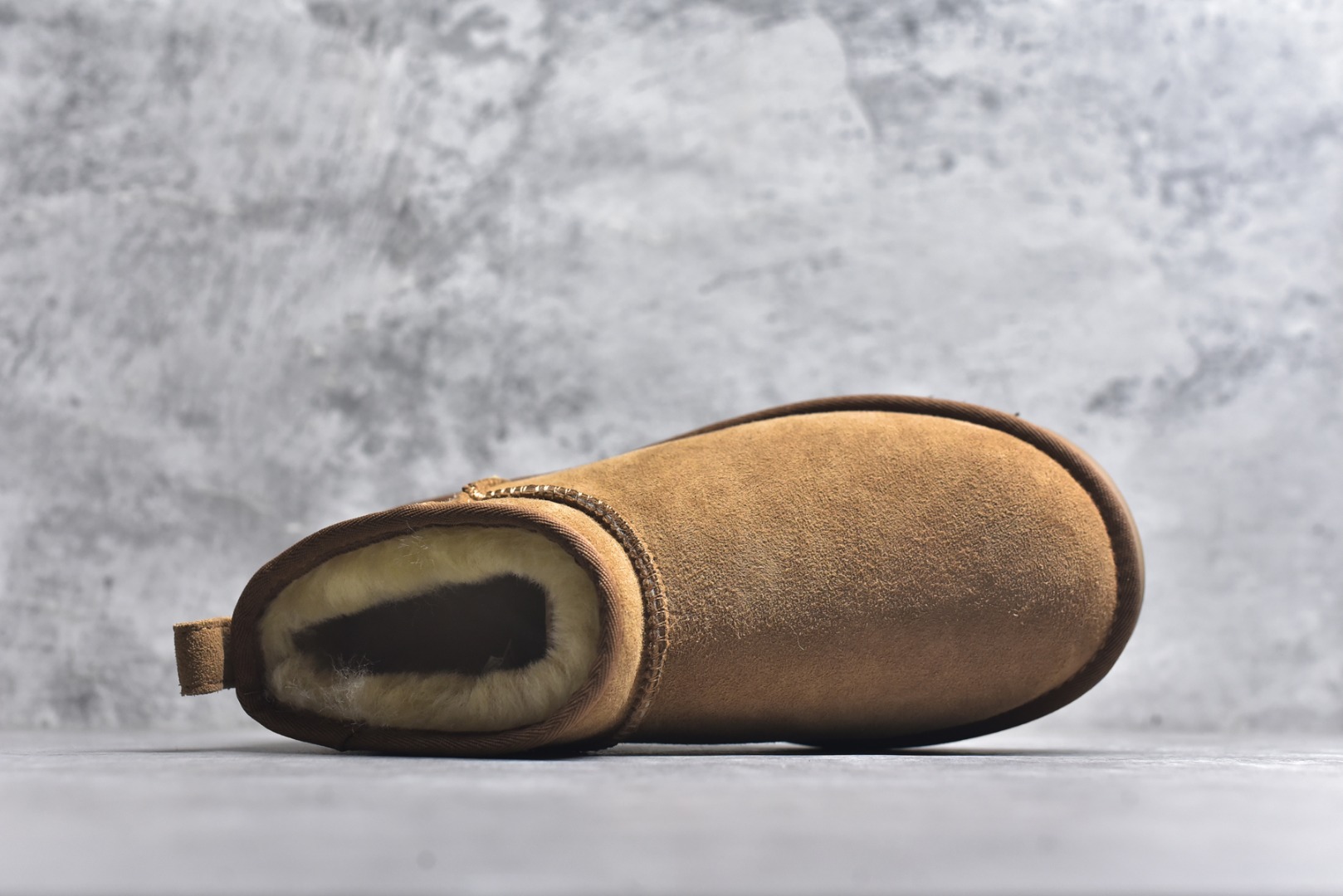 图片[4]-#X1全网最齐ugg 130+配色 市售顶级版本 UGG Mini薄底短筒3cm书爆款 广州外贸大厂生产 鞋头到鞋垫真羊皮毛一体 独立外盒包装 芯片 带防水工艺 区别市面任何版本 3cm厚底 独立原版开发大底 羊绒鞋垫 冬季保暖外出 家居都是很适合的选择 进年uug推出款式系列 局部偏向年轻消费者喜好 也走到时尚潮流穿搭的前沿 鞋身材质 防泼水涂层翻毛皮鞋面 17毫米UGGPURE™植入式羊毛内底 轻便防滑舒适橡胶外底 带有品牌LOGO商标 带全套包装 尺码： 35 36 37 38 39 40 41 42 43 44-选品中心