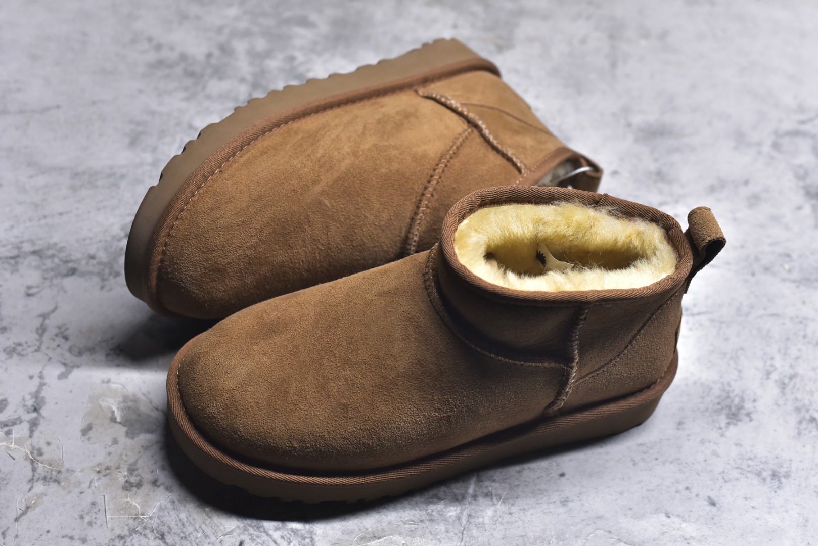 图片[7]-#X1全网最齐ugg 130+配色 市售顶级版本 UGG Mini薄底短筒3cm书爆款 广州外贸大厂生产 鞋头到鞋垫真羊皮毛一体 独立外盒包装 芯片 带防水工艺 区别市面任何版本 3cm厚底 独立原版开发大底 羊绒鞋垫 冬季保暖外出 家居都是很适合的选择 进年uug推出款式系列 局部偏向年轻消费者喜好 也走到时尚潮流穿搭的前沿 鞋身材质 防泼水涂层翻毛皮鞋面 17毫米UGGPURE™植入式羊毛内底 轻便防滑舒适橡胶外底 带有品牌LOGO商标 带全套包装 尺码： 35 36 37 38 39 40 41 42 43 44-选品中心