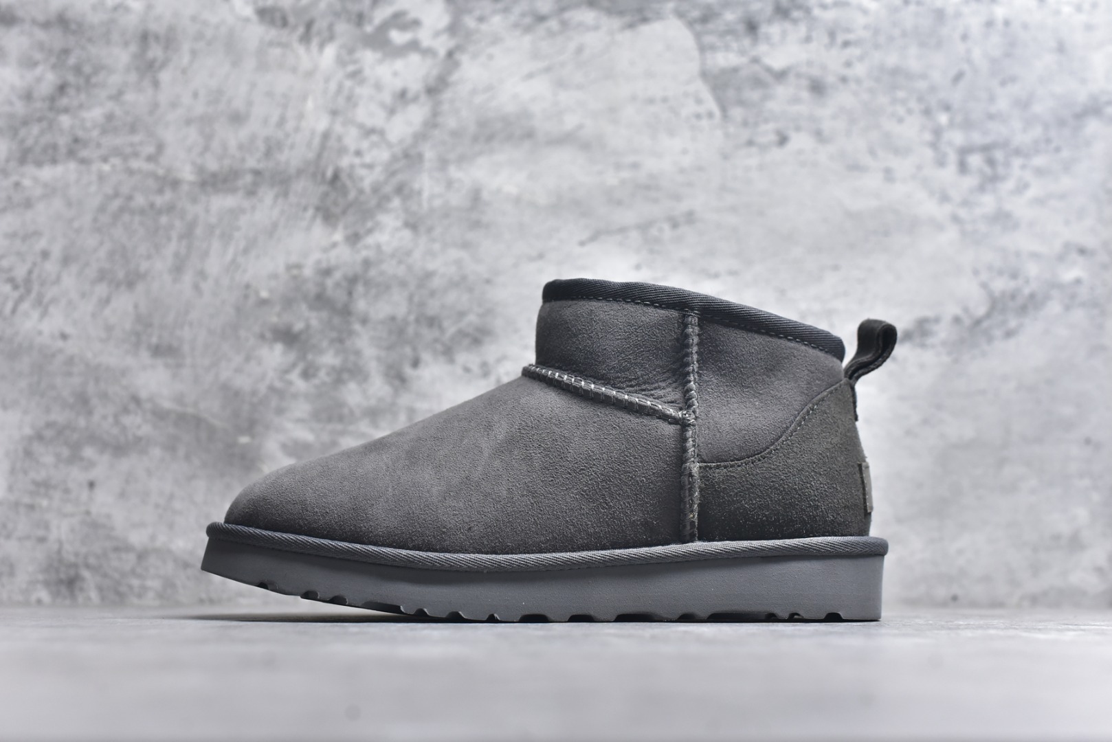 #X1全网最齐ugg 130+配色 市售顶级版本 UGG Mini薄底短筒3cm书爆款 广州外贸大厂生产 鞋头到鞋垫真羊皮毛一体 独立外盒包装 芯片 带防水工艺 区别市面任何版本 3cm厚底 独立原版开发大底 羊绒鞋垫 冬季保暖外出 家居都是很适合的选择 进年uug推出款式系列 局部偏向年轻消费者喜好 也走到时尚潮流穿搭的前沿 鞋身材质 防泼水涂层翻毛皮鞋面 17毫米UGGPURE™植入式羊毛内底 轻便防滑舒适橡胶外底 带有品牌LOGO商标 带全套包装 尺码： 35 36 37 38 39 40 41 42 43 44-选品中心