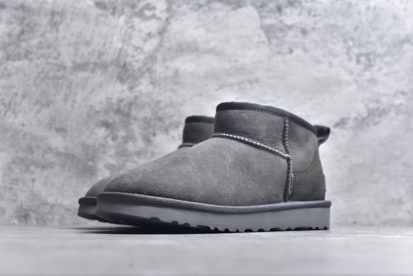 图片[2]-#X1全网最齐ugg 130+配色 市售顶级版本 UGG Mini薄底短筒3cm书爆款 广州外贸大厂生产 鞋头到鞋垫真羊皮毛一体 独立外盒包装 芯片 带防水工艺 区别市面任何版本 3cm厚底 独立原版开发大底 羊绒鞋垫 冬季保暖外出 家居都是很适合的选择 进年uug推出款式系列 局部偏向年轻消费者喜好 也走到时尚潮流穿搭的前沿 鞋身材质 防泼水涂层翻毛皮鞋面 17毫米UGGPURE™植入式羊毛内底 轻便防滑舒适橡胶外底 带有品牌LOGO商标 带全套包装 尺码： 35 36 37 38 39 40 41 42 43 44-选品中心