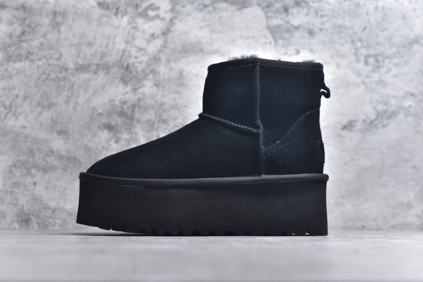 #X1 全网最齐 ugg 130个配色 市面顶级版本 UGG mini厚底中筒5cm 小红书爆款 广州外贸大厂生产 鞋头到鞋垫真羊皮毛一体 独立外盒包装 芯片 带防水工艺 区别市面任何版本 5cm厚底 独立原版开发大底 羊绒鞋垫 冬季保暖外出 家居都是很适合的选择 进年uug推出款式系列 局部偏向年轻消费者喜好 也走到时尚潮流穿搭的前沿 鞋身材质 防泼水涂层翻毛皮鞋面 17毫米UGGPURE™植入式羊毛内底 轻便防滑舒适橡胶外底 带有品牌LOGO商标 带全套包装 尺码： 35 36 37 38 39 40-选品中心