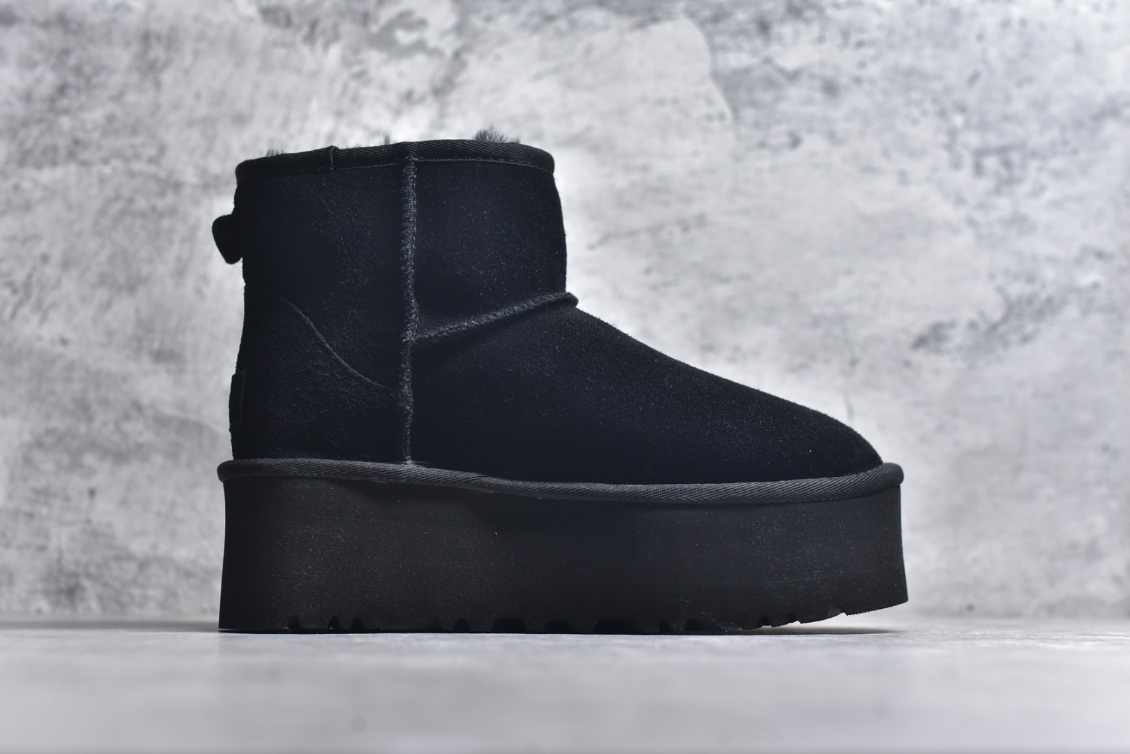 图片[3]-#X1 全网最齐 ugg 130个配色 市面顶级版本 UGG mini厚底中筒5cm 小红书爆款 广州外贸大厂生产 鞋头到鞋垫真羊皮毛一体 独立外盒包装 芯片 带防水工艺 区别市面任何版本 5cm厚底 独立原版开发大底 羊绒鞋垫 冬季保暖外出 家居都是很适合的选择 进年uug推出款式系列 局部偏向年轻消费者喜好 也走到时尚潮流穿搭的前沿 鞋身材质 防泼水涂层翻毛皮鞋面 17毫米UGGPURE™植入式羊毛内底 轻便防滑舒适橡胶外底 带有品牌LOGO商标 带全套包装 尺码： 35 36 37 38 39 40-选品中心