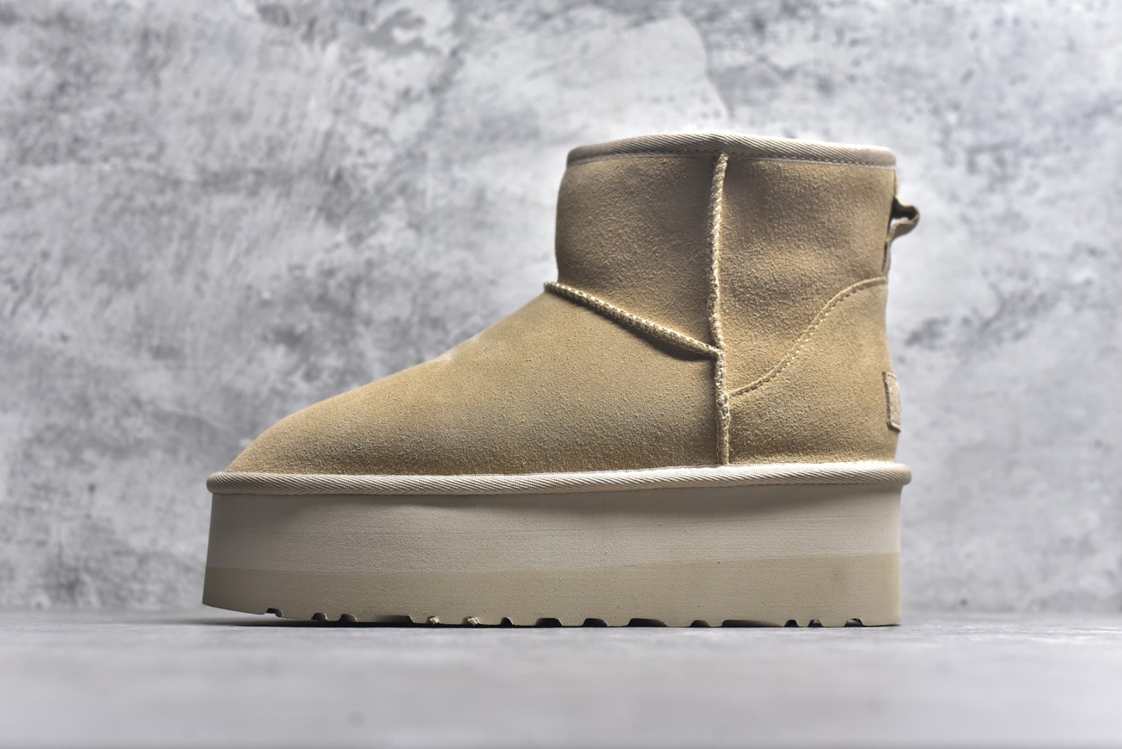 #X1 全网最齐 ugg 130个配色 市面顶级版本 UGG mini厚底中筒5cm 小红书爆款 广州外贸大厂生产 鞋头到鞋垫真羊皮毛一体 独立外盒包装 芯片 带防水工艺 区别市面任何版本 5cm厚底 独立原版开发大底 羊绒鞋垫 冬季保暖外出 家居都是很适合的选择 进年uug推出款式系列 局部偏向年轻消费者喜好 也走到时尚潮流穿搭的前沿 鞋身材质 防泼水涂层翻毛皮鞋面 17毫米UGGPURE™植入式羊毛内底 轻便防滑舒适橡胶外底 带有品牌LOGO商标 带全套包装 尺码： 35 36 37 38 39 40-选品中心