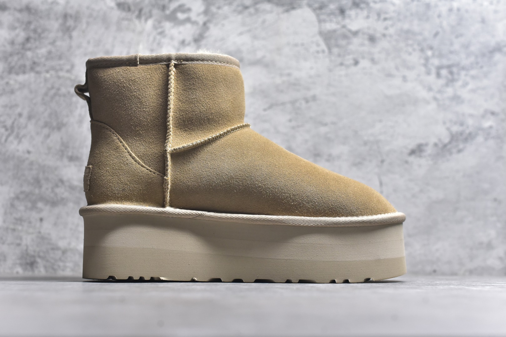 图片[3]-#X1 全网最齐 ugg 130个配色 市面顶级版本 UGG mini厚底中筒5cm 小红书爆款 广州外贸大厂生产 鞋头到鞋垫真羊皮毛一体 独立外盒包装 芯片 带防水工艺 区别市面任何版本 5cm厚底 独立原版开发大底 羊绒鞋垫 冬季保暖外出 家居都是很适合的选择 进年uug推出款式系列 局部偏向年轻消费者喜好 也走到时尚潮流穿搭的前沿 鞋身材质 防泼水涂层翻毛皮鞋面 17毫米UGGPURE™植入式羊毛内底 轻便防滑舒适橡胶外底 带有品牌LOGO商标 带全套包装 尺码： 35 36 37 38 39 40-选品中心