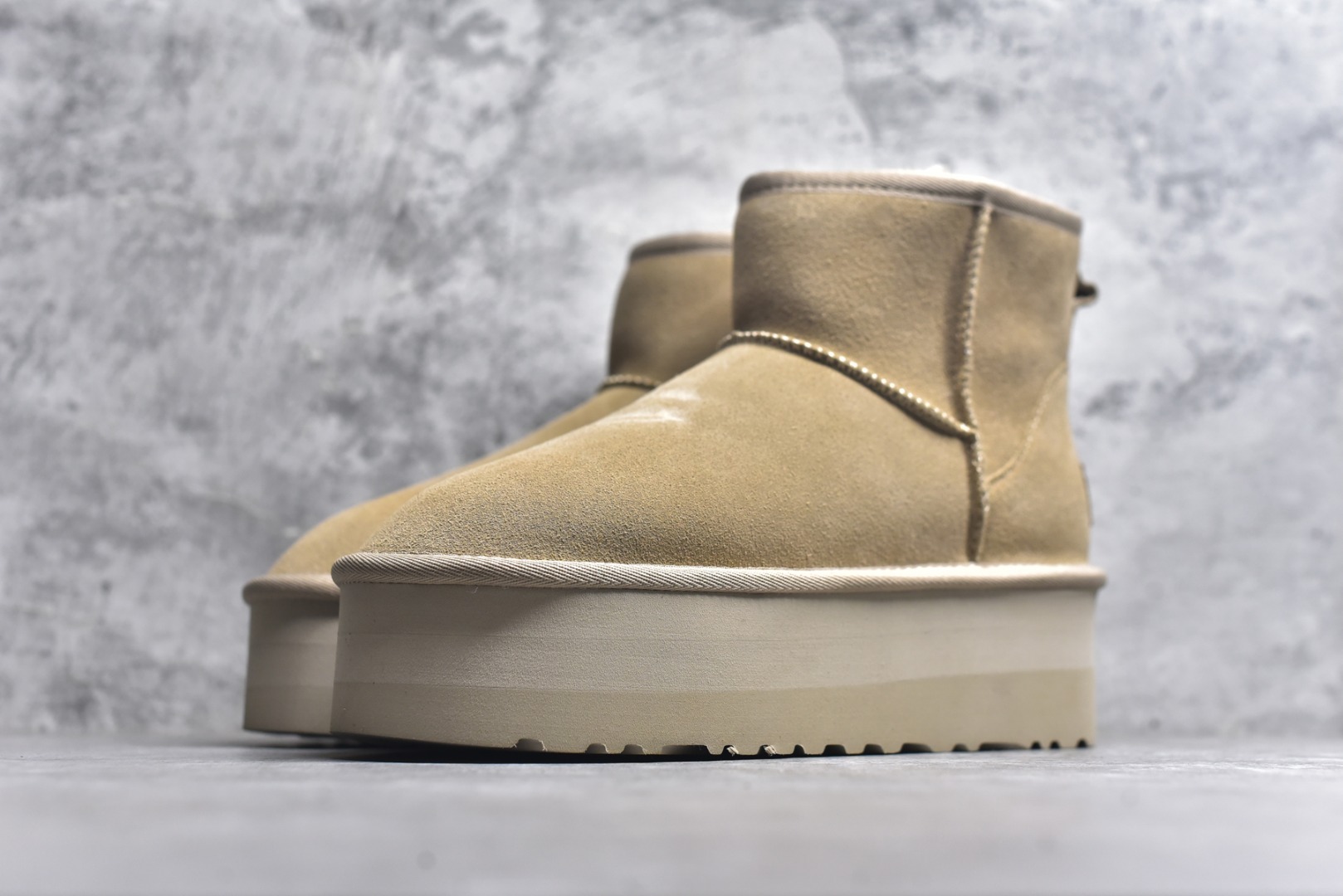 图片[2]-#X1 全网最齐 ugg 130个配色 市面顶级版本 UGG mini厚底中筒5cm 小红书爆款 广州外贸大厂生产 鞋头到鞋垫真羊皮毛一体 独立外盒包装 芯片 带防水工艺 区别市面任何版本 5cm厚底 独立原版开发大底 羊绒鞋垫 冬季保暖外出 家居都是很适合的选择 进年uug推出款式系列 局部偏向年轻消费者喜好 也走到时尚潮流穿搭的前沿 鞋身材质 防泼水涂层翻毛皮鞋面 17毫米UGGPURE™植入式羊毛内底 轻便防滑舒适橡胶外底 带有品牌LOGO商标 带全套包装 尺码： 35 36 37 38 39 40-选品中心
