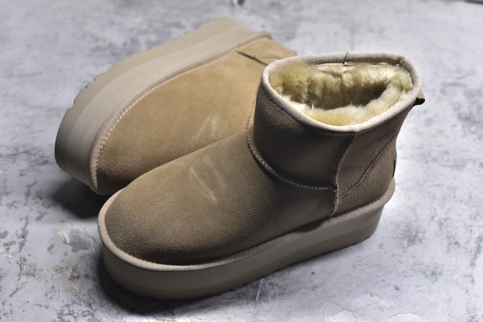 图片[7]-#X1 全网最齐 ugg 130个配色 市面顶级版本 UGG mini厚底中筒5cm 小红书爆款 广州外贸大厂生产 鞋头到鞋垫真羊皮毛一体 独立外盒包装 芯片 带防水工艺 区别市面任何版本 5cm厚底 独立原版开发大底 羊绒鞋垫 冬季保暖外出 家居都是很适合的选择 进年uug推出款式系列 局部偏向年轻消费者喜好 也走到时尚潮流穿搭的前沿 鞋身材质 防泼水涂层翻毛皮鞋面 17毫米UGGPURE™植入式羊毛内底 轻便防滑舒适橡胶外底 带有品牌LOGO商标 带全套包装 尺码： 35 36 37 38 39 40-选品中心