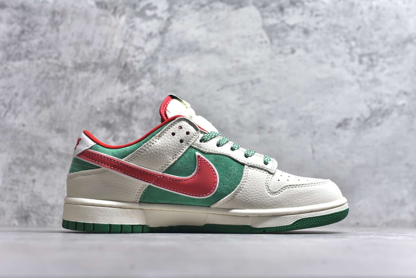 图片[3]-#海外爆款限量发售！Nike SB Dunk Low“北面联名——米绿红勾” 周年高端定制 低帮休闲板鞋 定制鞋盒 大厂纯原品质出货 超高清洁度 皮料切割干净无任何毛边 细节完美 货号：DG1988-011 尺码：36 36.5 37.5 38 38.5 39 40 40.5 41 42 42.5 43 44 44.5 45-选品中心