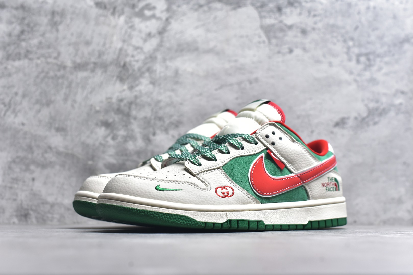 图片[2]-#海外爆款限量发售！Nike SB Dunk Low“北面联名——米绿红勾” 周年高端定制 低帮休闲板鞋 定制鞋盒 大厂纯原品质出货 超高清洁度 皮料切割干净无任何毛边 细节完美 货号：DG1988-011 尺码：36 36.5 37.5 38 38.5 39 40 40.5 41 42 42.5 43 44 44.5 45-选品中心