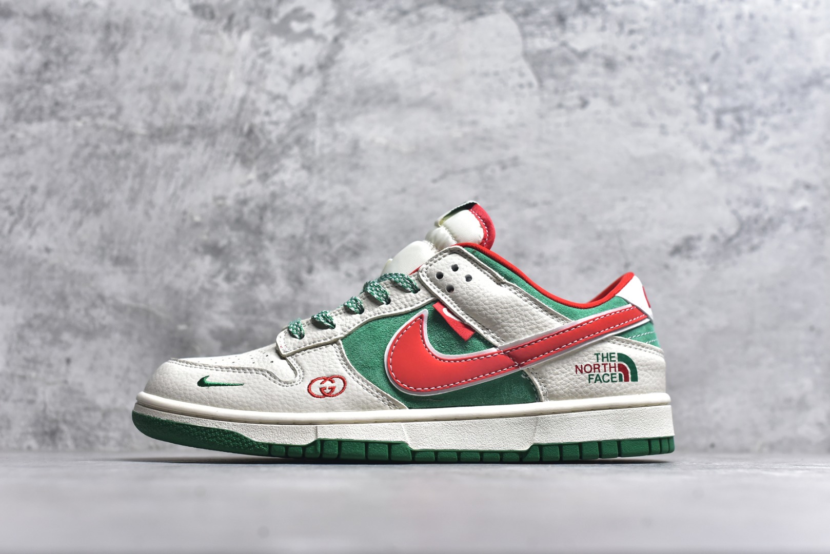 #海外爆款限量发售！Nike SB Dunk Low“北面联名——米绿红勾” 周年高端定制 低帮休闲板鞋 定制鞋盒 大厂纯原品质出货 超高清洁度 皮料切割干净无任何毛边 细节完美 货号：DG1988-011 尺码：36 36.5 37.5 38 38.5 39 40 40.5 41 42 42.5 43 44 44.5 45-选品中心