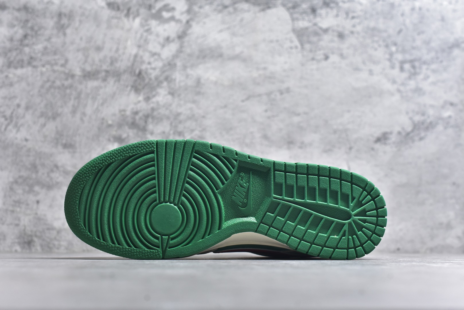 图片[6]-#海外爆款限量发售！Nike SB Dunk Low“北面联名——米绿红勾” 周年高端定制 低帮休闲板鞋 定制鞋盒 大厂纯原品质出货 超高清洁度 皮料切割干净无任何毛边 细节完美 货号：DG1988-011 尺码：36 36.5 37.5 38 38.5 39 40 40.5 41 42 42.5 43 44 44.5 45-选品中心