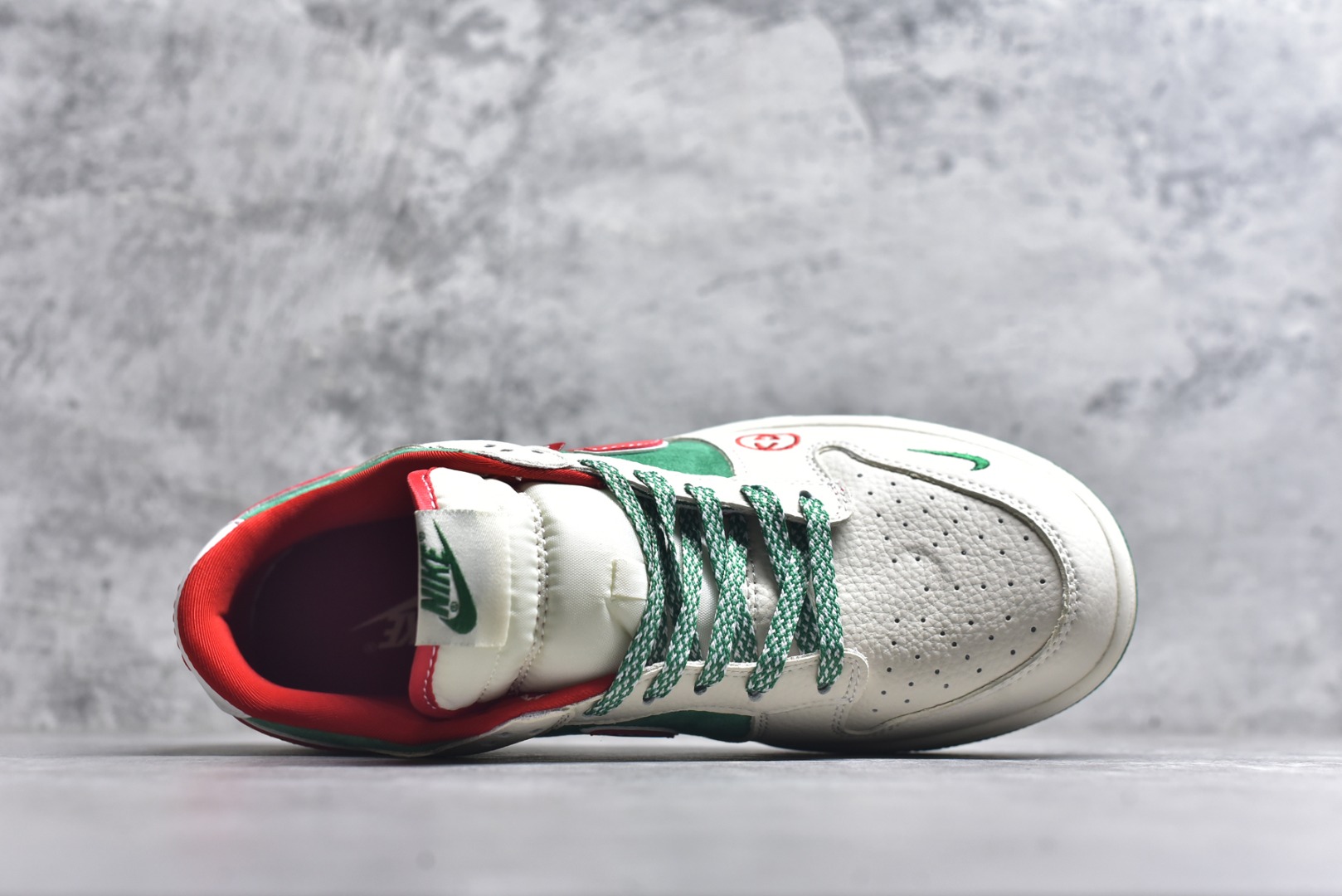 图片[4]-#海外爆款限量发售！Nike SB Dunk Low“北面联名——米绿红勾” 周年高端定制 低帮休闲板鞋 定制鞋盒 大厂纯原品质出货 超高清洁度 皮料切割干净无任何毛边 细节完美 货号：DG1988-011 尺码：36 36.5 37.5 38 38.5 39 40 40.5 41 42 42.5 43 44 44.5 45-选品中心