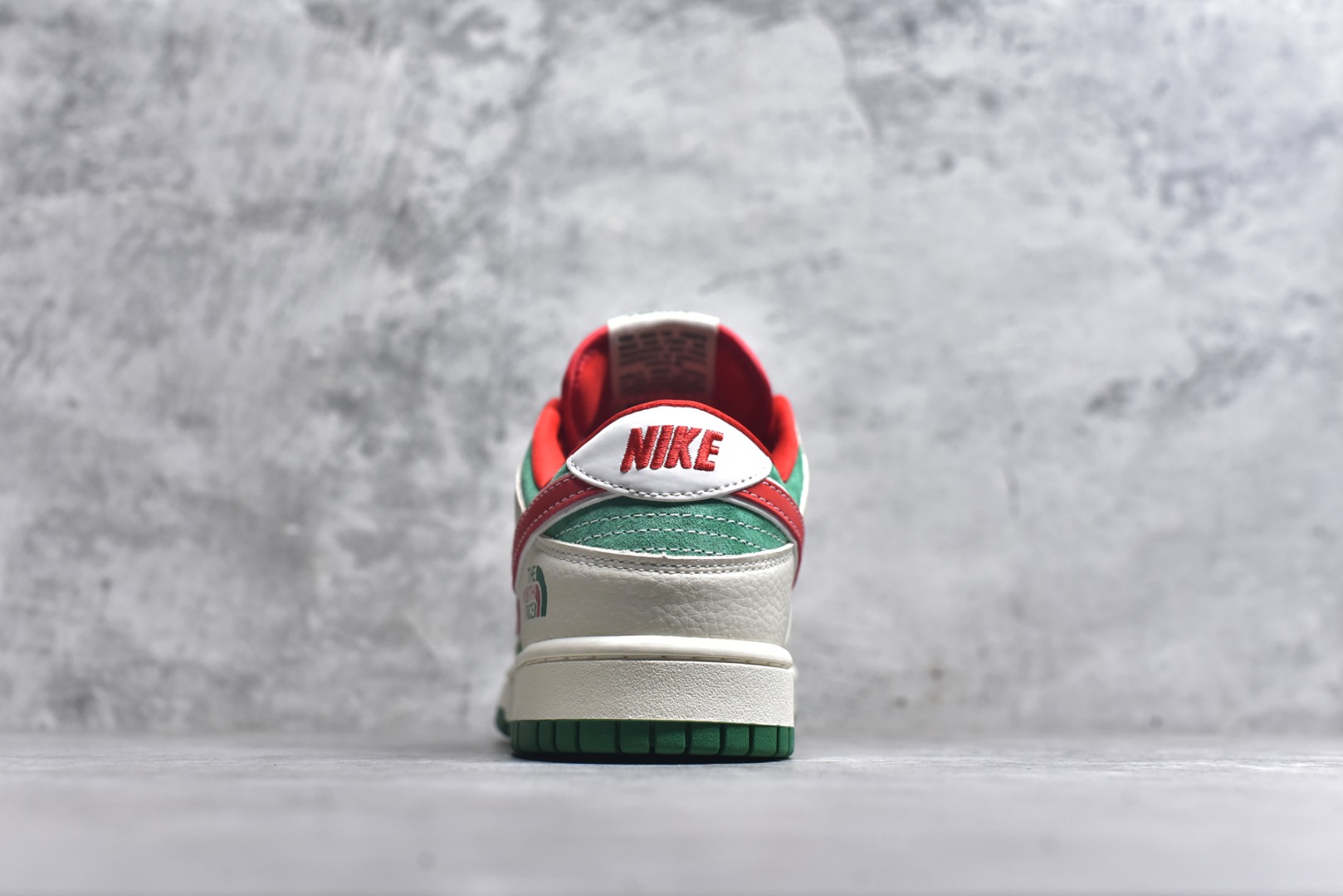 图片[5]-#海外爆款限量发售！Nike SB Dunk Low“北面联名——米绿红勾” 周年高端定制 低帮休闲板鞋 定制鞋盒 大厂纯原品质出货 超高清洁度 皮料切割干净无任何毛边 细节完美 货号：DG1988-011 尺码：36 36.5 37.5 38 38.5 39 40 40.5 41 42 42.5 43 44 44.5 45-选品中心