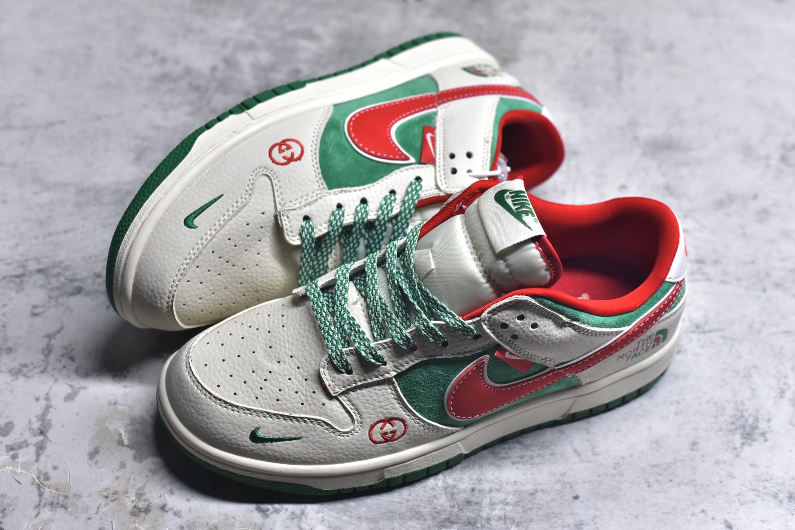 图片[7]-#海外爆款限量发售！Nike SB Dunk Low“北面联名——米绿红勾” 周年高端定制 低帮休闲板鞋 定制鞋盒 大厂纯原品质出货 超高清洁度 皮料切割干净无任何毛边 细节完美 货号：DG1988-011 尺码：36 36.5 37.5 38 38.5 39 40 40.5 41 42 42.5 43 44 44.5 45-选品中心