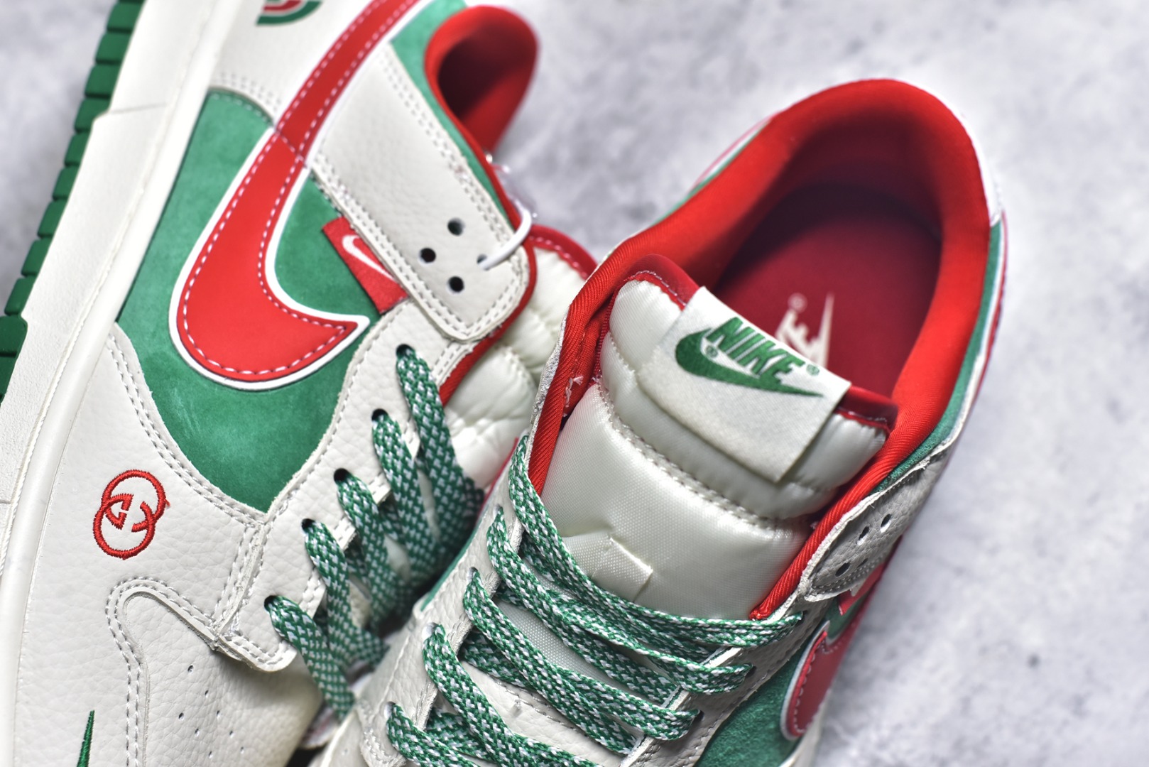 图片[9]-#海外爆款限量发售！Nike SB Dunk Low“北面联名——米绿红勾” 周年高端定制 低帮休闲板鞋 定制鞋盒 大厂纯原品质出货 超高清洁度 皮料切割干净无任何毛边 细节完美 货号：DG1988-011 尺码：36 36.5 37.5 38 38.5 39 40 40.5 41 42 42.5 43 44 44.5 45-选品中心