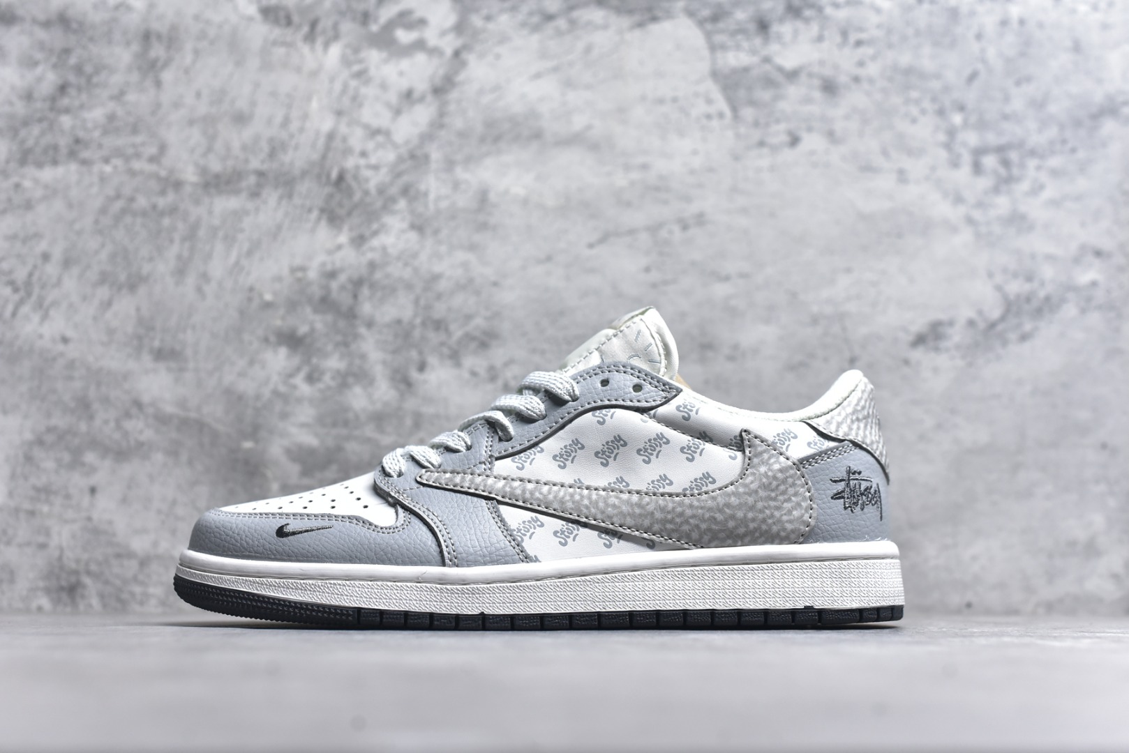 #Travis Scott x Fragment Design x Air Jordan 1 Low OG SP AJ1 乔1斯图西联名 浅灰印花 低帮文化休闲板鞋 DZ5899-026 #多方联名合作融合了Travis Scott 独特的音乐风格，藤原浩个性的设计风格以及Jordan品牌的经典元素 使其成为一双具有独特身份和价值的鞋子 清新而立体的外观加上联名标识更突出了其独特身份 这种配色方案显示出活力和时尚感 在视觉上引人注目 鞋身的质感和细腻的细节处理使其显得高端而格调十足 这款“倒钩”联名是设计与创意完美结合 融合多方的个性风格是一款备受瞩目的潮流鞋款 尺码：36 36.5 37.5 38 38.5 39 40 40.5 41 42 42.5 43 44 44.5 45 9.E5-选品中心