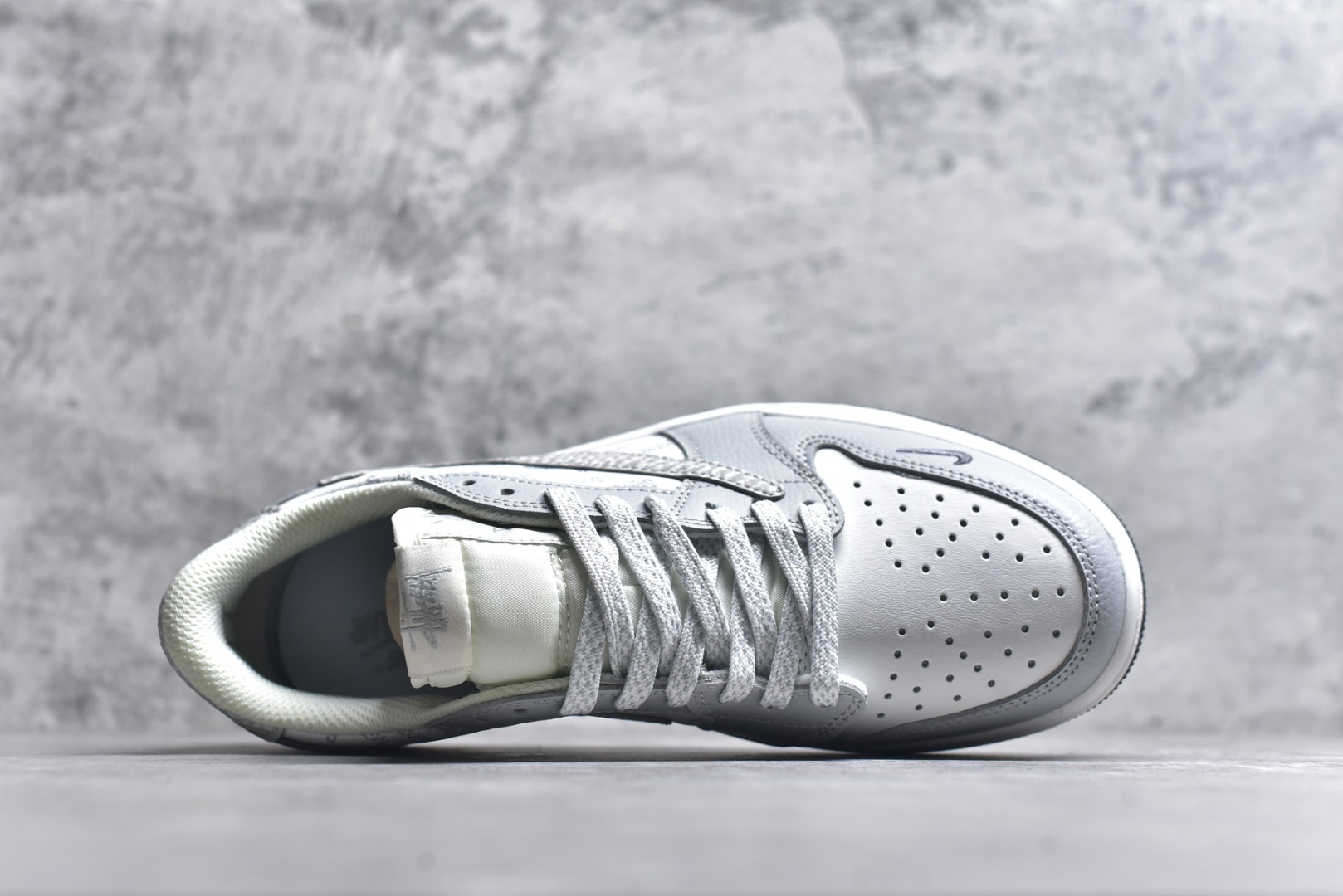 图片[4]-#Travis Scott x Fragment Design x Air Jordan 1 Low OG SP AJ1 乔1斯图西联名 浅灰印花 低帮文化休闲板鞋 DZ5899-026 #多方联名合作融合了Travis Scott 独特的音乐风格，藤原浩个性的设计风格以及Jordan品牌的经典元素 使其成为一双具有独特身份和价值的鞋子 清新而立体的外观加上联名标识更突出了其独特身份 这种配色方案显示出活力和时尚感 在视觉上引人注目 鞋身的质感和细腻的细节处理使其显得高端而格调十足 这款“倒钩”联名是设计与创意完美结合 融合多方的个性风格是一款备受瞩目的潮流鞋款 尺码：36 36.5 37.5 38 38.5 39 40 40.5 41 42 42.5 43 44 44.5 45 9.E5-选品中心