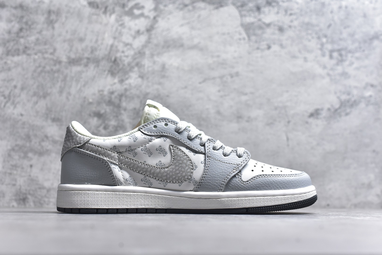 图片[3]-#Travis Scott x Fragment Design x Air Jordan 1 Low OG SP AJ1 乔1斯图西联名 浅灰印花 低帮文化休闲板鞋 DZ5899-026 #多方联名合作融合了Travis Scott 独特的音乐风格，藤原浩个性的设计风格以及Jordan品牌的经典元素 使其成为一双具有独特身份和价值的鞋子 清新而立体的外观加上联名标识更突出了其独特身份 这种配色方案显示出活力和时尚感 在视觉上引人注目 鞋身的质感和细腻的细节处理使其显得高端而格调十足 这款“倒钩”联名是设计与创意完美结合 融合多方的个性风格是一款备受瞩目的潮流鞋款 尺码：36 36.5 37.5 38 38.5 39 40 40.5 41 42 42.5 43 44 44.5 45 9.E5-选品中心