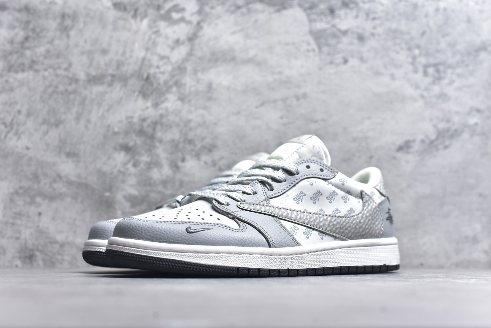 图片[2]-#Travis Scott x Fragment Design x Air Jordan 1 Low OG SP AJ1 乔1斯图西联名 浅灰印花 低帮文化休闲板鞋 DZ5899-026 #多方联名合作融合了Travis Scott 独特的音乐风格，藤原浩个性的设计风格以及Jordan品牌的经典元素 使其成为一双具有独特身份和价值的鞋子 清新而立体的外观加上联名标识更突出了其独特身份 这种配色方案显示出活力和时尚感 在视觉上引人注目 鞋身的质感和细腻的细节处理使其显得高端而格调十足 这款“倒钩”联名是设计与创意完美结合 融合多方的个性风格是一款备受瞩目的潮流鞋款 尺码：36 36.5 37.5 38 38.5 39 40 40.5 41 42 42.5 43 44 44.5 45 9.E5-选品中心