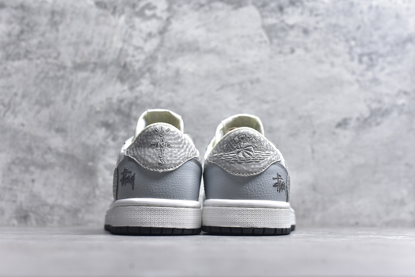 图片[5]-#Travis Scott x Fragment Design x Air Jordan 1 Low OG SP AJ1 乔1斯图西联名 浅灰印花 低帮文化休闲板鞋 DZ5899-026 #多方联名合作融合了Travis Scott 独特的音乐风格，藤原浩个性的设计风格以及Jordan品牌的经典元素 使其成为一双具有独特身份和价值的鞋子 清新而立体的外观加上联名标识更突出了其独特身份 这种配色方案显示出活力和时尚感 在视觉上引人注目 鞋身的质感和细腻的细节处理使其显得高端而格调十足 这款“倒钩”联名是设计与创意完美结合 融合多方的个性风格是一款备受瞩目的潮流鞋款 尺码：36 36.5 37.5 38 38.5 39 40 40.5 41 42 42.5 43 44 44.5 45 9.E5-选品中心
