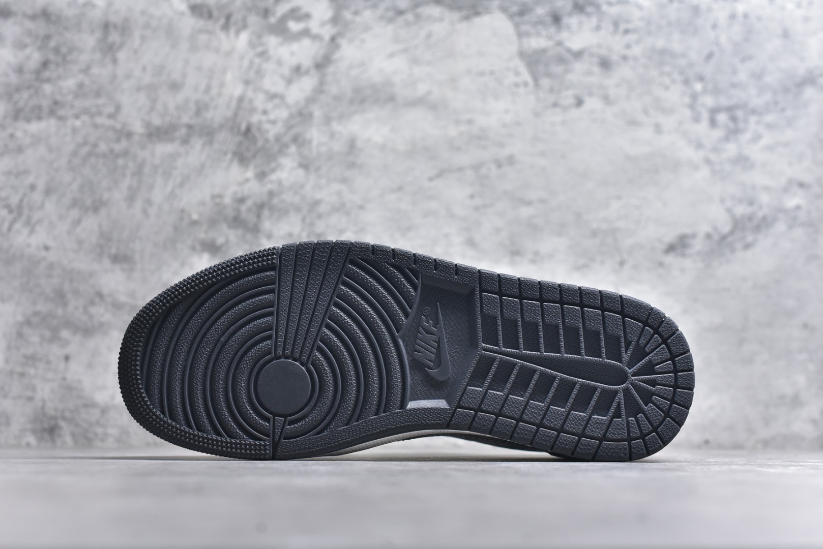 图片[6]-#Travis Scott x Fragment Design x Air Jordan 1 Low OG SP AJ1 乔1斯图西联名 浅灰印花 低帮文化休闲板鞋 DZ5899-026 #多方联名合作融合了Travis Scott 独特的音乐风格，藤原浩个性的设计风格以及Jordan品牌的经典元素 使其成为一双具有独特身份和价值的鞋子 清新而立体的外观加上联名标识更突出了其独特身份 这种配色方案显示出活力和时尚感 在视觉上引人注目 鞋身的质感和细腻的细节处理使其显得高端而格调十足 这款“倒钩”联名是设计与创意完美结合 融合多方的个性风格是一款备受瞩目的潮流鞋款 尺码：36 36.5 37.5 38 38.5 39 40 40.5 41 42 42.5 43 44 44.5 45 9.E5-选品中心