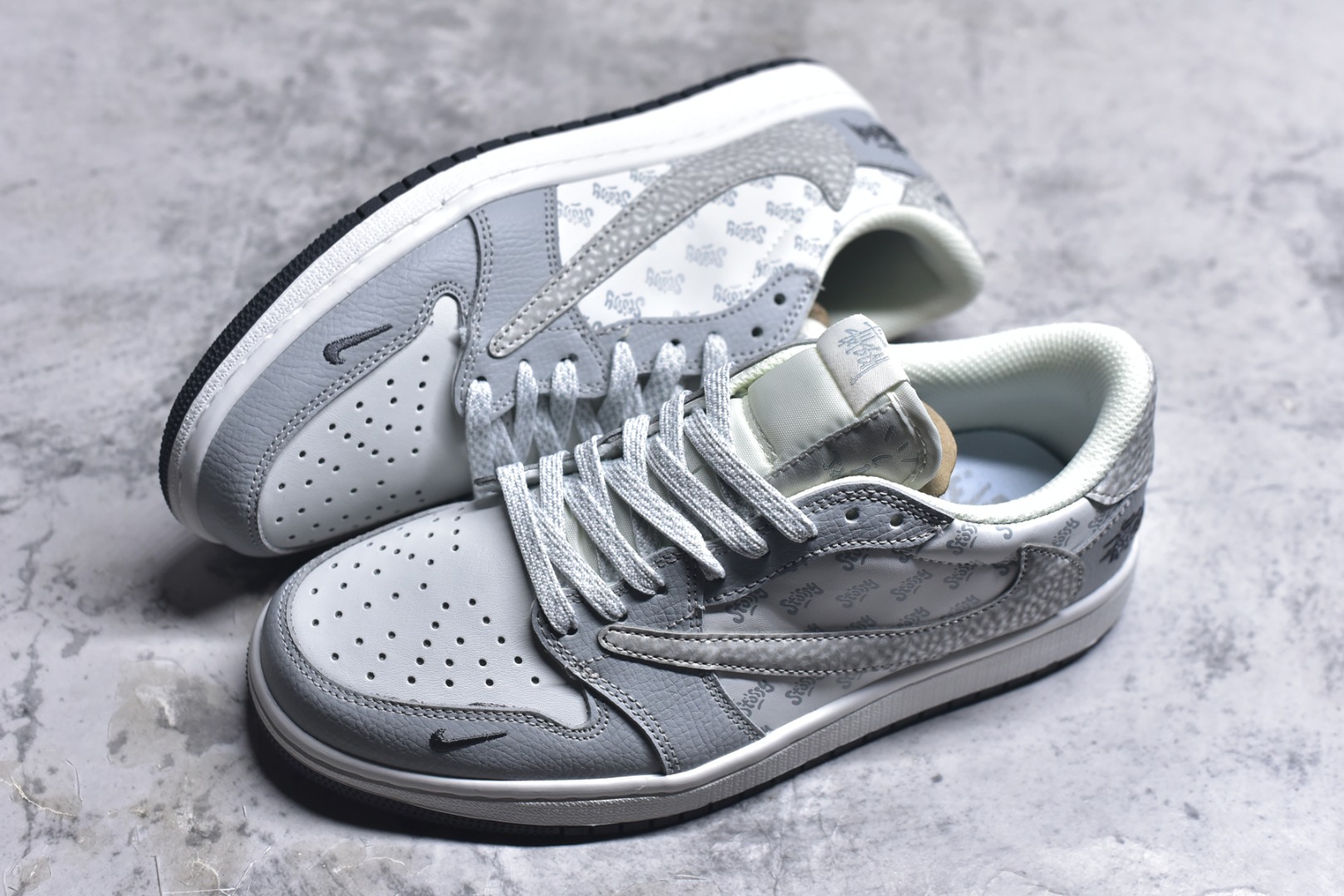 图片[7]-#Travis Scott x Fragment Design x Air Jordan 1 Low OG SP AJ1 乔1斯图西联名 浅灰印花 低帮文化休闲板鞋 DZ5899-026 #多方联名合作融合了Travis Scott 独特的音乐风格，藤原浩个性的设计风格以及Jordan品牌的经典元素 使其成为一双具有独特身份和价值的鞋子 清新而立体的外观加上联名标识更突出了其独特身份 这种配色方案显示出活力和时尚感 在视觉上引人注目 鞋身的质感和细腻的细节处理使其显得高端而格调十足 这款“倒钩”联名是设计与创意完美结合 融合多方的个性风格是一款备受瞩目的潮流鞋款 尺码：36 36.5 37.5 38 38.5 39 40 40.5 41 42 42.5 43 44 44.5 45 9.E5-选品中心