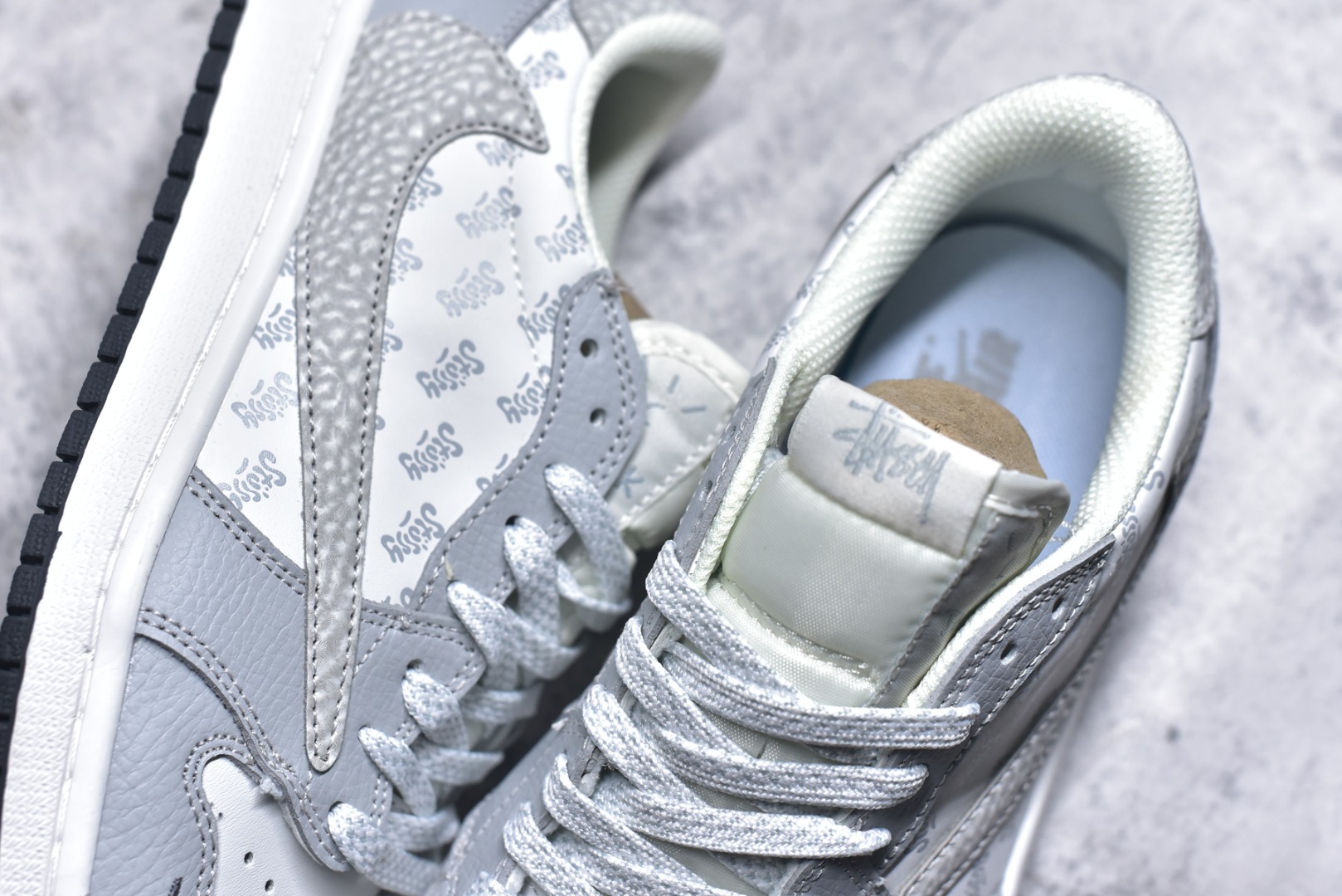 图片[9]-#Travis Scott x Fragment Design x Air Jordan 1 Low OG SP AJ1 乔1斯图西联名 浅灰印花 低帮文化休闲板鞋 DZ5899-026 #多方联名合作融合了Travis Scott 独特的音乐风格，藤原浩个性的设计风格以及Jordan品牌的经典元素 使其成为一双具有独特身份和价值的鞋子 清新而立体的外观加上联名标识更突出了其独特身份 这种配色方案显示出活力和时尚感 在视觉上引人注目 鞋身的质感和细腻的细节处理使其显得高端而格调十足 这款“倒钩”联名是设计与创意完美结合 融合多方的个性风格是一款备受瞩目的潮流鞋款 尺码：36 36.5 37.5 38 38.5 39 40 40.5 41 42 42.5 43 44 44.5 45 9.E5-选品中心