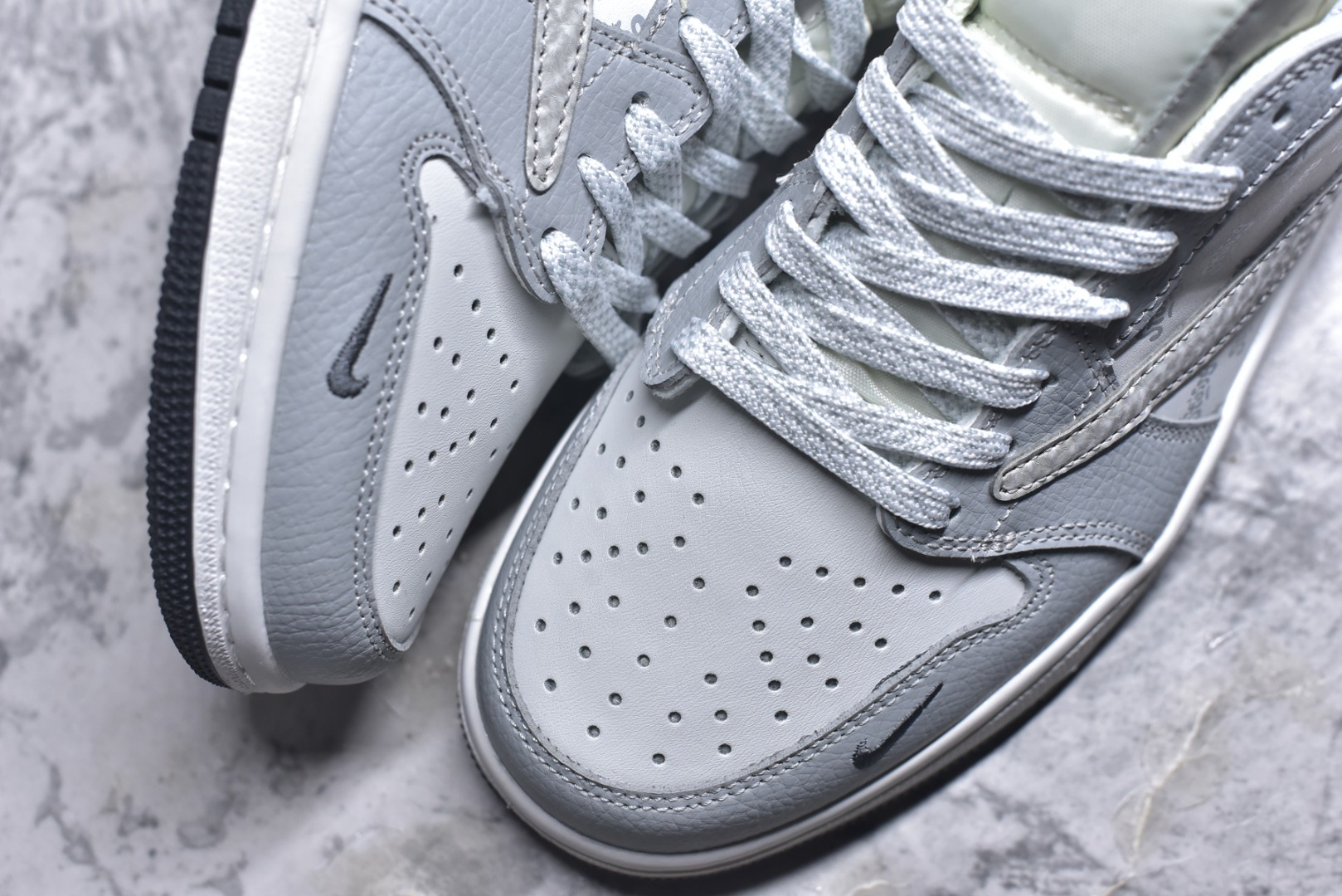 图片[8]-#Travis Scott x Fragment Design x Air Jordan 1 Low OG SP AJ1 乔1斯图西联名 浅灰印花 低帮文化休闲板鞋 DZ5899-026 #多方联名合作融合了Travis Scott 独特的音乐风格，藤原浩个性的设计风格以及Jordan品牌的经典元素 使其成为一双具有独特身份和价值的鞋子 清新而立体的外观加上联名标识更突出了其独特身份 这种配色方案显示出活力和时尚感 在视觉上引人注目 鞋身的质感和细腻的细节处理使其显得高端而格调十足 这款“倒钩”联名是设计与创意完美结合 融合多方的个性风格是一款备受瞩目的潮流鞋款 尺码：36 36.5 37.5 38 38.5 39 40 40.5 41 42 42.5 43 44 44.5 45 9.E5-选品中心