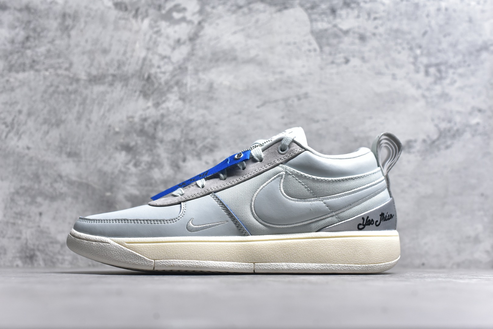 #灭世/Max NK Book 1 Devin Booker 德文·布克一代男子实战篮球鞋 刮刮乐白蓝 IH0891-001 灭世纯原革新出货️缓震配置独家革新！实战属性直接拉满👊🏻实战 天花板上限再度提升！实战亲测-性能体验吊打国产同价位鞋款（为满足海外市场 布克一代最大尺码为47.5） ⚫️增配前掌鹅蛋ZOOM ➕抗扭片➕后掌马蹄ZOOM气垫（正品仅配置后掌zoom气垫） ⚫️采用科比4代鞋楦以及龙骨数据打造！小科4实至名归！（完美解决正品压脚趾问题） ⚫️鞋身➕鞋头增配高频补强层，提升鞋头以及脚踝支撑性 ⚫️鞋垫采用科比4代元年高弹缓震垫材质-磨合一场直接贴合脚型☑️ ⚫️外底加厚2mm，wow10止滑配方，无需磨合，抓地性能原地起飞 最强布克一代有且只在灭世纯原（支持市场任意货品正面PK） 真材实料，肉眼可见！革新升级绝非空穴来风！灭世纯原内外兼修，用态度诠释实战新篇章👊🏻 Book 1 尺码 39-47.5\