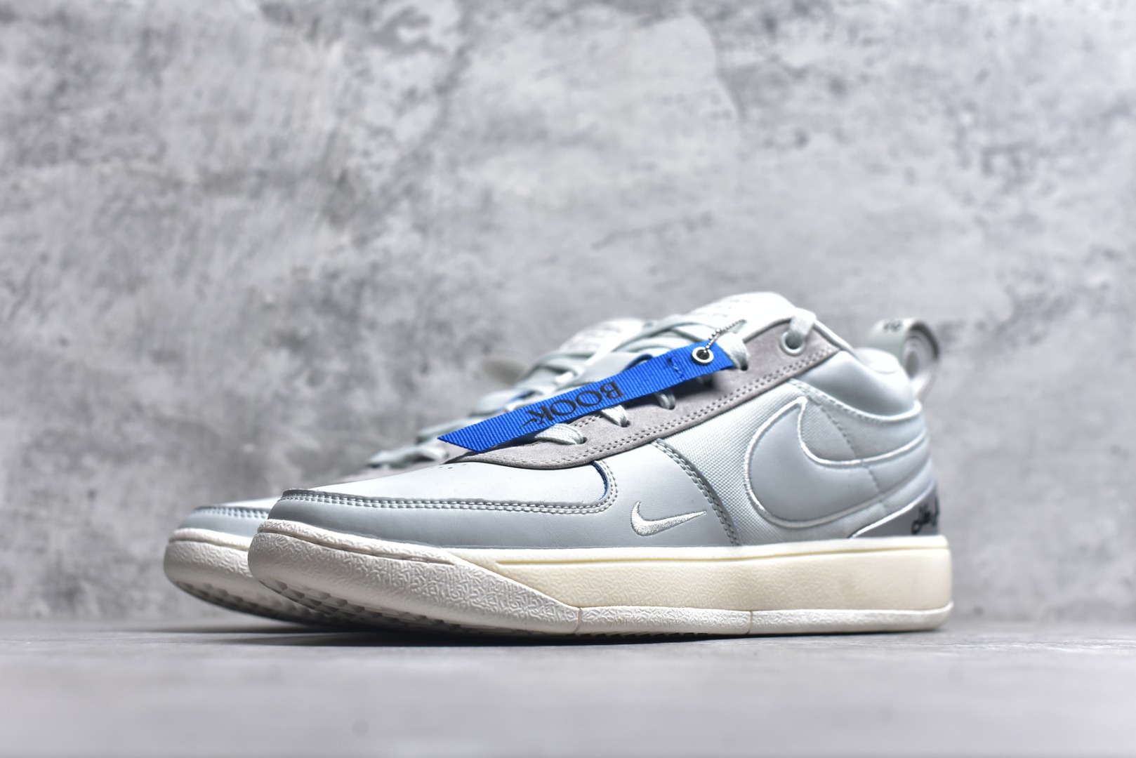 图片[2]-#灭世/Max NK Book 1 Devin Booker 德文·布克一代男子实战篮球鞋 刮刮乐白蓝 IH0891-001 灭世纯原革新出货️缓震配置独家革新！实战属性直接拉满👊🏻实战 天花板上限再度提升！实战亲测-性能体验吊打国产同价位鞋款（为满足海外市场 布克一代最大尺码为47.5） ⚫️增配前掌鹅蛋ZOOM ➕抗扭片➕后掌马蹄ZOOM气垫（正品仅配置后掌zoom气垫） ⚫️采用科比4代鞋楦以及龙骨数据打造！小科4实至名归！（完美解决正品压脚趾问题） ⚫️鞋身➕鞋头增配高频补强层，提升鞋头以及脚踝支撑性 ⚫️鞋垫采用科比4代元年高弹缓震垫材质-磨合一场直接贴合脚型☑️ ⚫️外底加厚2mm，wow10止滑配方，无需磨合，抓地性能原地起飞 最强布克一代有且只在灭世纯原（支持市场任意货品正面PK） 真材实料，肉眼可见！革新升级绝非空穴来风！灭世纯原内外兼修，用态度诠释实战新篇章👊🏻 Book 1 尺码 39-47.5\”},\”commodity\”：{\”is_my_album\”：false,\”bizExt\”：{\”qualityType\”：1},\”commodityDetailId\”：\”-选品中心