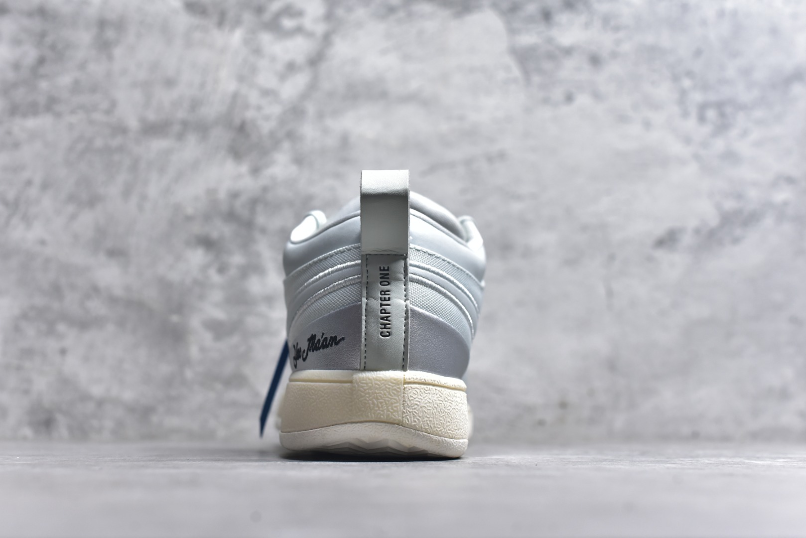 图片[5]-#灭世/Max NK Book 1 Devin Booker 德文·布克一代男子实战篮球鞋 刮刮乐白蓝 IH0891-001 灭世纯原革新出货️缓震配置独家革新！实战属性直接拉满👊🏻实战 天花板上限再度提升！实战亲测-性能体验吊打国产同价位鞋款（为满足海外市场 布克一代最大尺码为47.5） ⚫️增配前掌鹅蛋ZOOM ➕抗扭片➕后掌马蹄ZOOM气垫（正品仅配置后掌zoom气垫） ⚫️采用科比4代鞋楦以及龙骨数据打造！小科4实至名归！（完美解决正品压脚趾问题） ⚫️鞋身➕鞋头增配高频补强层，提升鞋头以及脚踝支撑性 ⚫️鞋垫采用科比4代元年高弹缓震垫材质-磨合一场直接贴合脚型☑️ ⚫️外底加厚2mm，wow10止滑配方，无需磨合，抓地性能原地起飞 最强布克一代有且只在灭世纯原（支持市场任意货品正面PK） 真材实料，肉眼可见！革新升级绝非空穴来风！灭世纯原内外兼修，用态度诠释实战新篇章👊🏻 Book 1 尺码 39-47.5\”},\”commodity\”：{\”is_my_album\”：false,\”bizExt\”：{\”qualityType\”：1},\”commodityDetailId\”：\”-选品中心