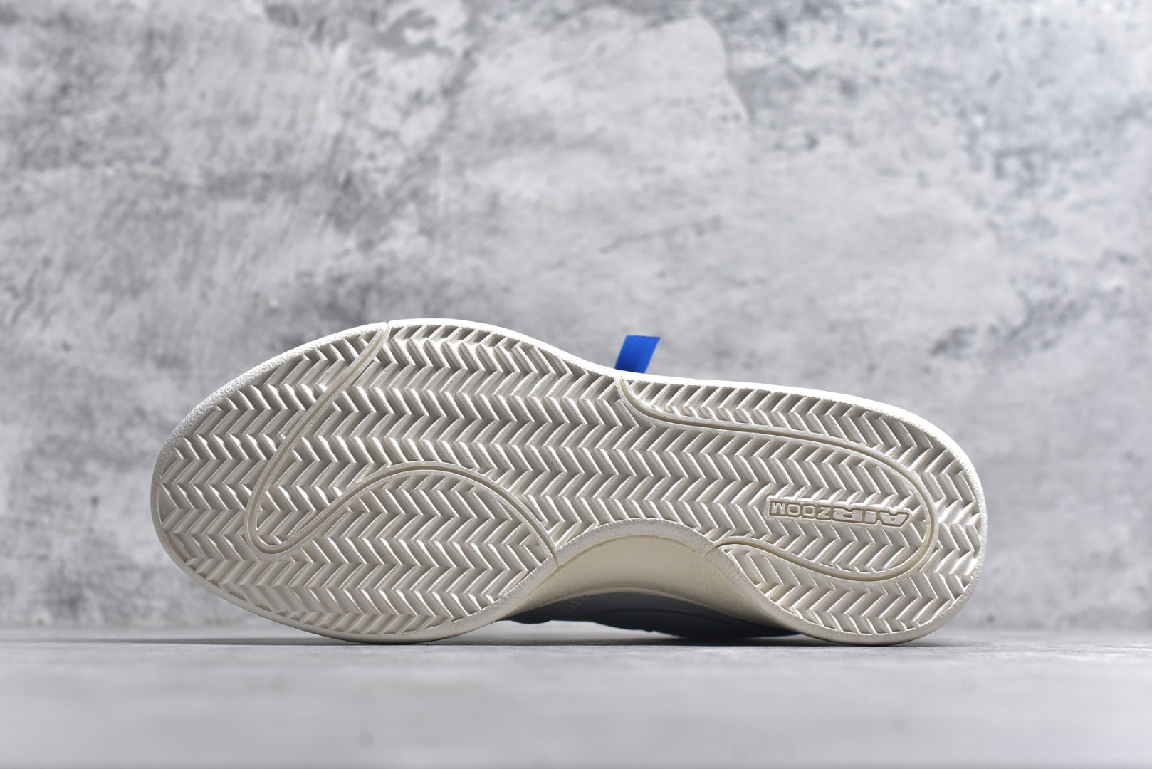 图片[6]-#灭世/Max NK Book 1 Devin Booker 德文·布克一代男子实战篮球鞋 刮刮乐白蓝 IH0891-001 灭世纯原革新出货️缓震配置独家革新！实战属性直接拉满👊🏻实战 天花板上限再度提升！实战亲测-性能体验吊打国产同价位鞋款（为满足海外市场 布克一代最大尺码为47.5） ⚫️增配前掌鹅蛋ZOOM ➕抗扭片➕后掌马蹄ZOOM气垫（正品仅配置后掌zoom气垫） ⚫️采用科比4代鞋楦以及龙骨数据打造！小科4实至名归！（完美解决正品压脚趾问题） ⚫️鞋身➕鞋头增配高频补强层，提升鞋头以及脚踝支撑性 ⚫️鞋垫采用科比4代元年高弹缓震垫材质-磨合一场直接贴合脚型☑️ ⚫️外底加厚2mm，wow10止滑配方，无需磨合，抓地性能原地起飞 最强布克一代有且只在灭世纯原（支持市场任意货品正面PK） 真材实料，肉眼可见！革新升级绝非空穴来风！灭世纯原内外兼修，用态度诠释实战新篇章👊🏻 Book 1 尺码 39-47.5\”},\”commodity\”：{\”is_my_album\”：false,\”bizExt\”：{\”qualityType\”：1},\”commodityDetailId\”：\”-选品中心