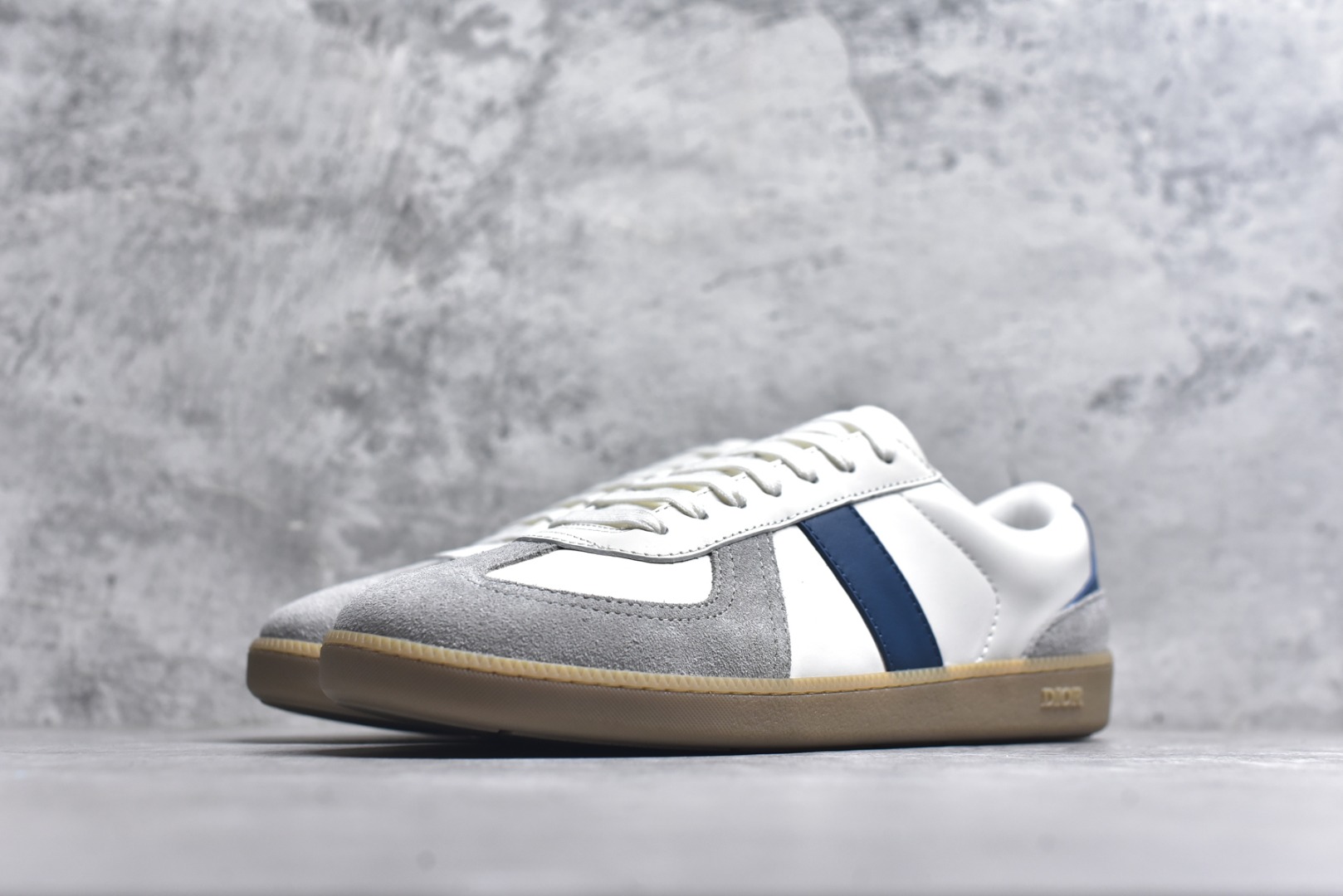 图片[2]-#Dior迪奥 Matchpoint 2025最新 B01系列 德训鞋休闲运动鞋 原版购入开发 做货 这款 B01 Matchpoint运动鞋是二零二五秋季系列新品，标志着 Dior 经典款式的回归，以时尚优雅的廓形重新诠释。采用黑色和白色光滑牛皮革精心制作，饰以灰色绒面革拼接提升格调。鞋舌和内部侧面饰以 Dior 标志，鞋后跟饰以 CD Icon 标志。搭配琥珀色橡胶鞋底，点缀以 Dior 标志，可与 Dior Icons 限定系列的各式造型搭配，打造精致造型 配送专柜精美包装🛍📦 ▪️ 面料 ： 原版定制进口头层牛皮 ▪️ 内里 ： 柔软进口牛皮里 ▪️ 鞋底 ： 原版开模防滑TPU材质 ▪️ 底厚 ：2.5CM ▪️ 尺码： 39-45-选品中心