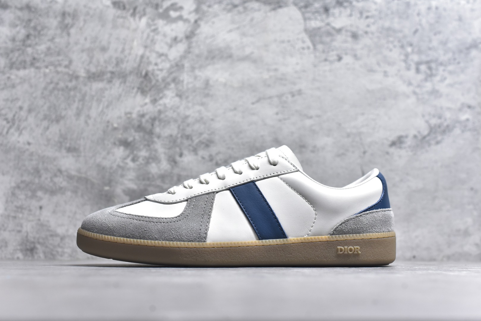 #Dior迪奥 Matchpoint 2025最新 B01系列 德训鞋休闲运动鞋 原版购入开发 做货 这款 B01 Matchpoint运动鞋是二零二五秋季系列新品，标志着 Dior 经典款式的回归，以时尚优雅的廓形重新诠释。采用黑色和白色光滑牛皮革精心制作，饰以灰色绒面革拼接提升格调。鞋舌和内部侧面饰以 Dior 标志，鞋后跟饰以 CD Icon 标志。搭配琥珀色橡胶鞋底，点缀以 Dior 标志，可与 Dior Icons 限定系列的各式造型搭配，打造精致造型 配送专柜精美包装🛍📦 ▪️ 面料 ： 原版定制进口头层牛皮 ▪️ 内里 ： 柔软进口牛皮里 ▪️ 鞋底 ： 原版开模防滑TPU材质 ▪️ 底厚 ：2.5CM ▪️ 尺码： 39-45-选品中心