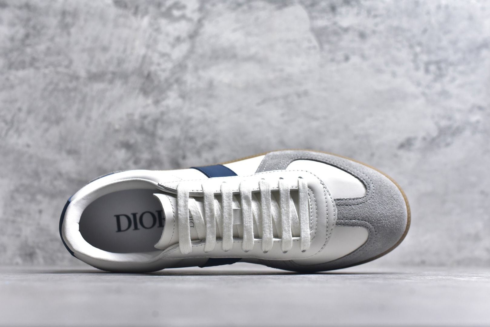 图片[4]-#Dior迪奥 Matchpoint 2025最新 B01系列 德训鞋休闲运动鞋 原版购入开发 做货 这款 B01 Matchpoint运动鞋是二零二五秋季系列新品，标志着 Dior 经典款式的回归，以时尚优雅的廓形重新诠释。采用黑色和白色光滑牛皮革精心制作，饰以灰色绒面革拼接提升格调。鞋舌和内部侧面饰以 Dior 标志，鞋后跟饰以 CD Icon 标志。搭配琥珀色橡胶鞋底，点缀以 Dior 标志，可与 Dior Icons 限定系列的各式造型搭配，打造精致造型 配送专柜精美包装🛍📦 ▪️ 面料 ： 原版定制进口头层牛皮 ▪️ 内里 ： 柔软进口牛皮里 ▪️ 鞋底 ： 原版开模防滑TPU材质 ▪️ 底厚 ：2.5CM ▪️ 尺码： 39-45-选品中心