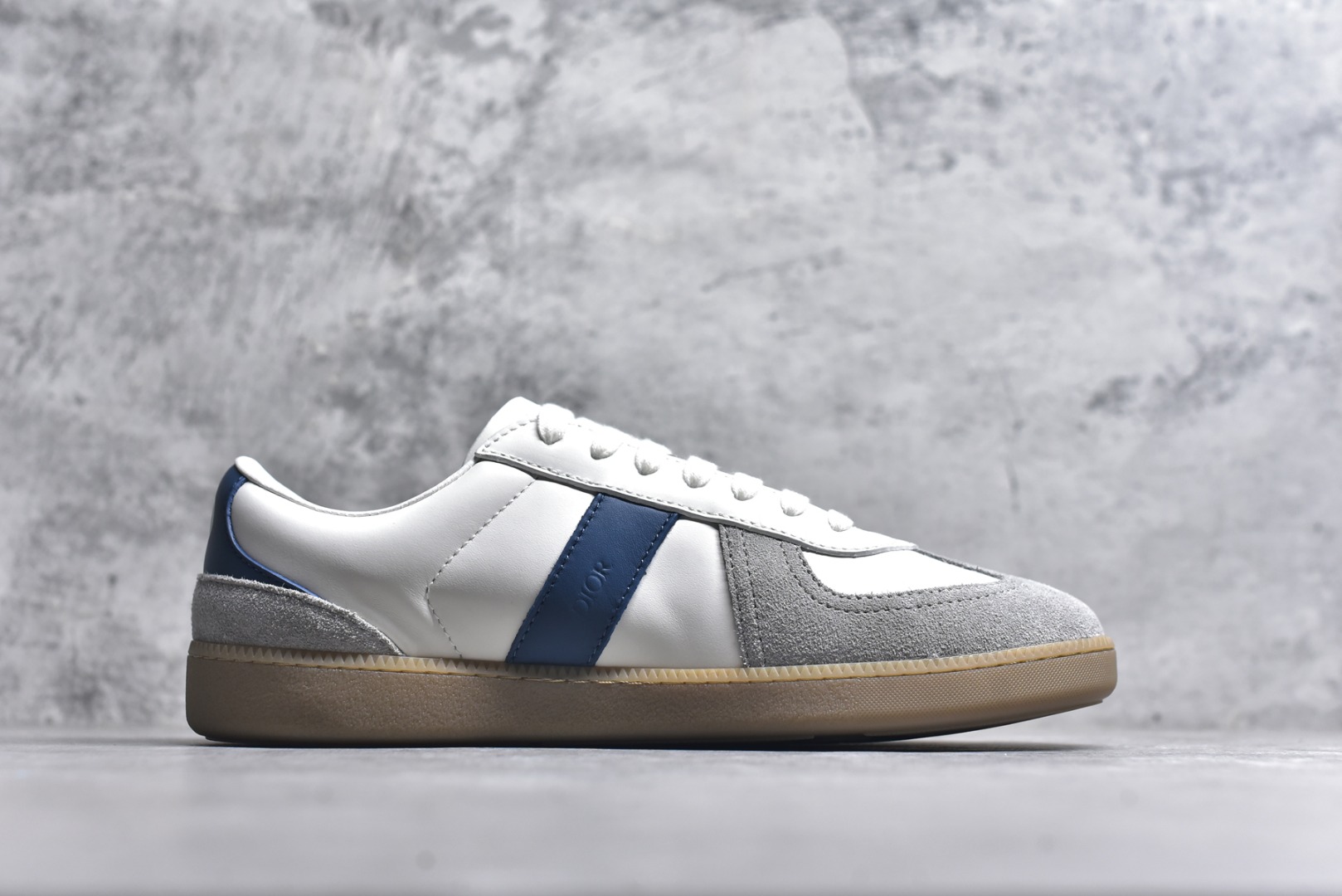 图片[3]-#Dior迪奥 Matchpoint 2025最新 B01系列 德训鞋休闲运动鞋 原版购入开发 做货 这款 B01 Matchpoint运动鞋是二零二五秋季系列新品，标志着 Dior 经典款式的回归，以时尚优雅的廓形重新诠释。采用黑色和白色光滑牛皮革精心制作，饰以灰色绒面革拼接提升格调。鞋舌和内部侧面饰以 Dior 标志，鞋后跟饰以 CD Icon 标志。搭配琥珀色橡胶鞋底，点缀以 Dior 标志，可与 Dior Icons 限定系列的各式造型搭配，打造精致造型 配送专柜精美包装🛍📦 ▪️ 面料 ： 原版定制进口头层牛皮 ▪️ 内里 ： 柔软进口牛皮里 ▪️ 鞋底 ： 原版开模防滑TPU材质 ▪️ 底厚 ：2.5CM ▪️ 尺码： 39-45-选品中心