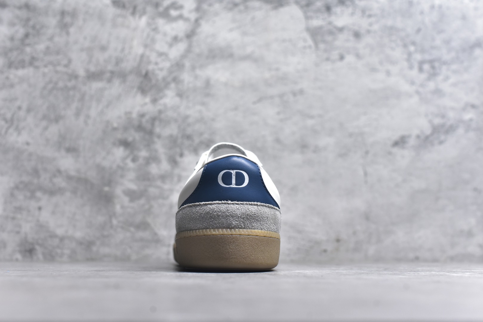 图片[5]-#Dior迪奥 Matchpoint 2025最新 B01系列 德训鞋休闲运动鞋 原版购入开发 做货 这款 B01 Matchpoint运动鞋是二零二五秋季系列新品，标志着 Dior 经典款式的回归，以时尚优雅的廓形重新诠释。采用黑色和白色光滑牛皮革精心制作，饰以灰色绒面革拼接提升格调。鞋舌和内部侧面饰以 Dior 标志，鞋后跟饰以 CD Icon 标志。搭配琥珀色橡胶鞋底，点缀以 Dior 标志，可与 Dior Icons 限定系列的各式造型搭配，打造精致造型 配送专柜精美包装🛍📦 ▪️ 面料 ： 原版定制进口头层牛皮 ▪️ 内里 ： 柔软进口牛皮里 ▪️ 鞋底 ： 原版开模防滑TPU材质 ▪️ 底厚 ：2.5CM ▪️ 尺码： 39-45-选品中心