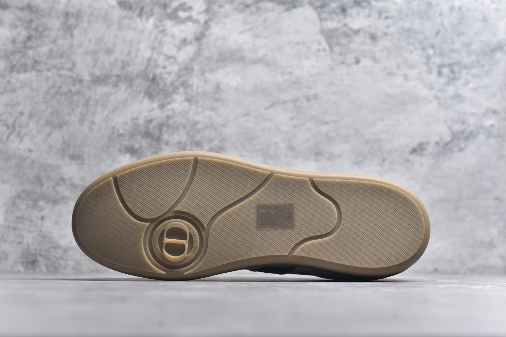 图片[6]-#Dior迪奥 Matchpoint 2025最新 B01系列 德训鞋休闲运动鞋 原版购入开发 做货 这款 B01 Matchpoint运动鞋是二零二五秋季系列新品，标志着 Dior 经典款式的回归，以时尚优雅的廓形重新诠释。采用黑色和白色光滑牛皮革精心制作，饰以灰色绒面革拼接提升格调。鞋舌和内部侧面饰以 Dior 标志，鞋后跟饰以 CD Icon 标志。搭配琥珀色橡胶鞋底，点缀以 Dior 标志，可与 Dior Icons 限定系列的各式造型搭配，打造精致造型 配送专柜精美包装🛍📦 ▪️ 面料 ： 原版定制进口头层牛皮 ▪️ 内里 ： 柔软进口牛皮里 ▪️ 鞋底 ： 原版开模防滑TPU材质 ▪️ 底厚 ：2.5CM ▪️ 尺码： 39-45-选品中心