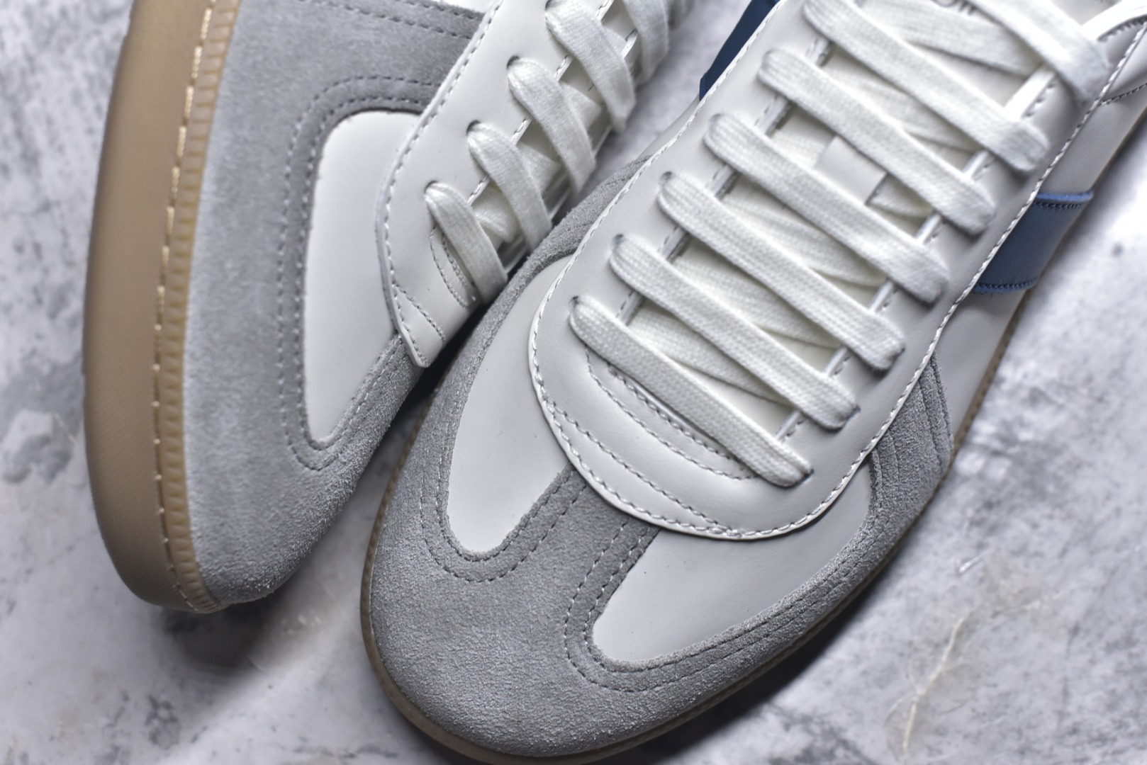 图片[8]-#Dior迪奥 Matchpoint 2025最新 B01系列 德训鞋休闲运动鞋 原版购入开发 做货 这款 B01 Matchpoint运动鞋是二零二五秋季系列新品，标志着 Dior 经典款式的回归，以时尚优雅的廓形重新诠释。采用黑色和白色光滑牛皮革精心制作，饰以灰色绒面革拼接提升格调。鞋舌和内部侧面饰以 Dior 标志，鞋后跟饰以 CD Icon 标志。搭配琥珀色橡胶鞋底，点缀以 Dior 标志，可与 Dior Icons 限定系列的各式造型搭配，打造精致造型 配送专柜精美包装🛍📦 ▪️ 面料 ： 原版定制进口头层牛皮 ▪️ 内里 ： 柔软进口牛皮里 ▪️ 鞋底 ： 原版开模防滑TPU材质 ▪️ 底厚 ：2.5CM ▪️ 尺码： 39-45-选品中心