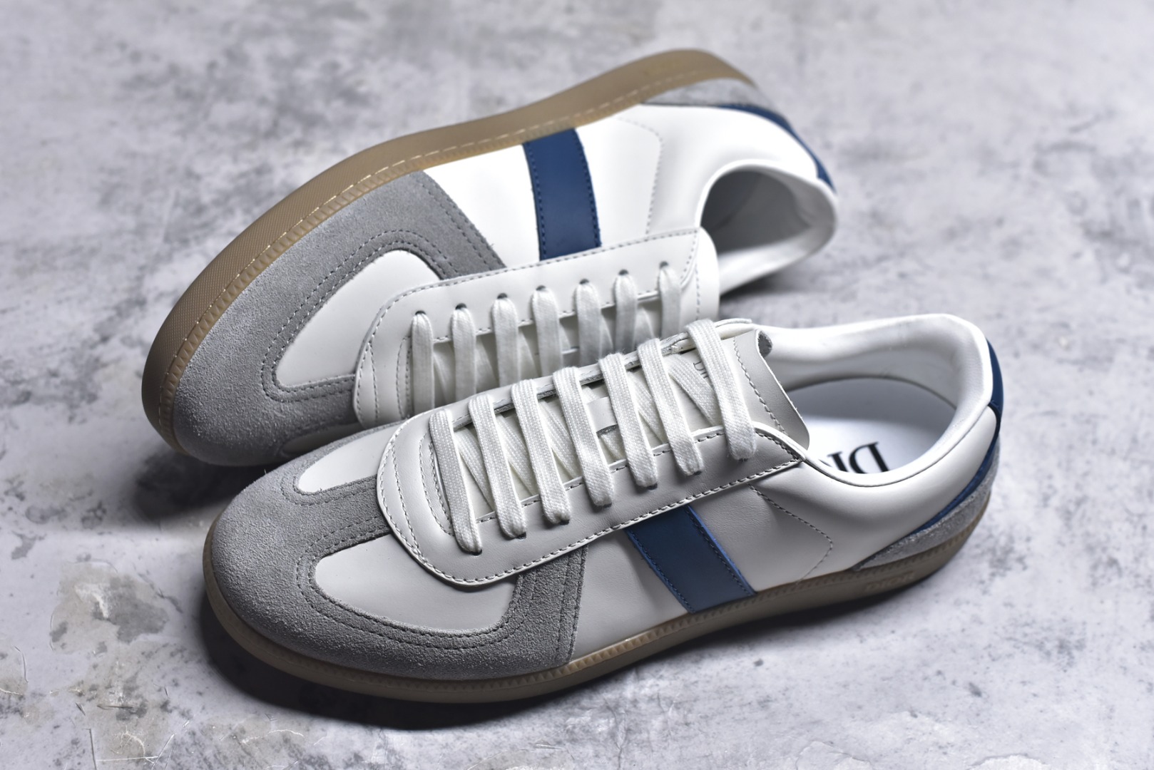 图片[7]-#Dior迪奥 Matchpoint 2025最新 B01系列 德训鞋休闲运动鞋 原版购入开发 做货 这款 B01 Matchpoint运动鞋是二零二五秋季系列新品，标志着 Dior 经典款式的回归，以时尚优雅的廓形重新诠释。采用黑色和白色光滑牛皮革精心制作，饰以灰色绒面革拼接提升格调。鞋舌和内部侧面饰以 Dior 标志，鞋后跟饰以 CD Icon 标志。搭配琥珀色橡胶鞋底，点缀以 Dior 标志，可与 Dior Icons 限定系列的各式造型搭配，打造精致造型 配送专柜精美包装🛍📦 ▪️ 面料 ： 原版定制进口头层牛皮 ▪️ 内里 ： 柔软进口牛皮里 ▪️ 鞋底 ： 原版开模防滑TPU材质 ▪️ 底厚 ：2.5CM ▪️ 尺码： 39-45-选品中心