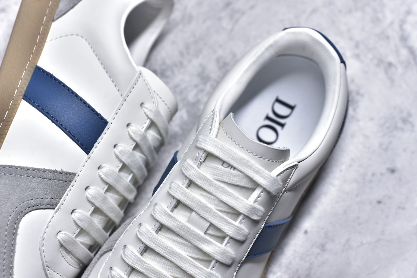 图片[9]-#Dior迪奥 Matchpoint 2025最新 B01系列 德训鞋休闲运动鞋 原版购入开发 做货 这款 B01 Matchpoint运动鞋是二零二五秋季系列新品，标志着 Dior 经典款式的回归，以时尚优雅的廓形重新诠释。采用黑色和白色光滑牛皮革精心制作，饰以灰色绒面革拼接提升格调。鞋舌和内部侧面饰以 Dior 标志，鞋后跟饰以 CD Icon 标志。搭配琥珀色橡胶鞋底，点缀以 Dior 标志，可与 Dior Icons 限定系列的各式造型搭配，打造精致造型 配送专柜精美包装🛍📦 ▪️ 面料 ： 原版定制进口头层牛皮 ▪️ 内里 ： 柔软进口牛皮里 ▪️ 鞋底 ： 原版开模防滑TPU材质 ▪️ 底厚 ：2.5CM ▪️ 尺码： 39-45-选品中心