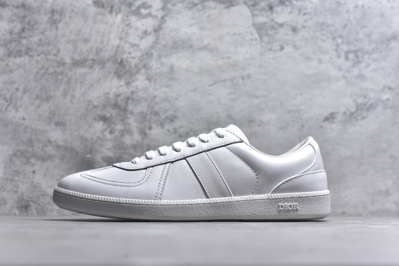 #Dior迪奥 Matchpoint 2025最新 B01系列 德训鞋休闲运动鞋 原版购入开发 做货 这款 B01 Matchpoint运动鞋是二零二五秋季系列新品，标志着 Dior 经典款式的回归，以时尚优雅的廓形重新诠释。采用黑色和白色光滑牛皮革精心制作，饰以灰色绒面革拼接提升格调。鞋舌和内部侧面饰以 Dior 标志，鞋后跟饰以 CD Icon 标志。搭配琥珀色橡胶鞋底，点缀以 Dior 标志，可与 Dior Icons 限定系列的各式造型搭配，打造精致造型 配送专柜精美包装🛍📦 ▪️ 面料 ： 原版定制进口头层牛皮 ▪️ 内里 ： 柔软进口牛皮里 ▪️ 鞋底 ： 原版开模防滑TPU材质 ▪️ 底厚 ：2.5CM ▪️ 尺码： 39-45-选品中心