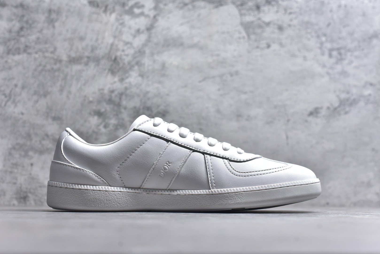 图片[3]-#Dior迪奥 Matchpoint 2025最新 B01系列 德训鞋休闲运动鞋 原版购入开发 做货 这款 B01 Matchpoint运动鞋是二零二五秋季系列新品，标志着 Dior 经典款式的回归，以时尚优雅的廓形重新诠释。采用黑色和白色光滑牛皮革精心制作，饰以灰色绒面革拼接提升格调。鞋舌和内部侧面饰以 Dior 标志，鞋后跟饰以 CD Icon 标志。搭配琥珀色橡胶鞋底，点缀以 Dior 标志，可与 Dior Icons 限定系列的各式造型搭配，打造精致造型 配送专柜精美包装🛍📦 ▪️ 面料 ： 原版定制进口头层牛皮 ▪️ 内里 ： 柔软进口牛皮里 ▪️ 鞋底 ： 原版开模防滑TPU材质 ▪️ 底厚 ：2.5CM ▪️ 尺码： 39-45-选品中心