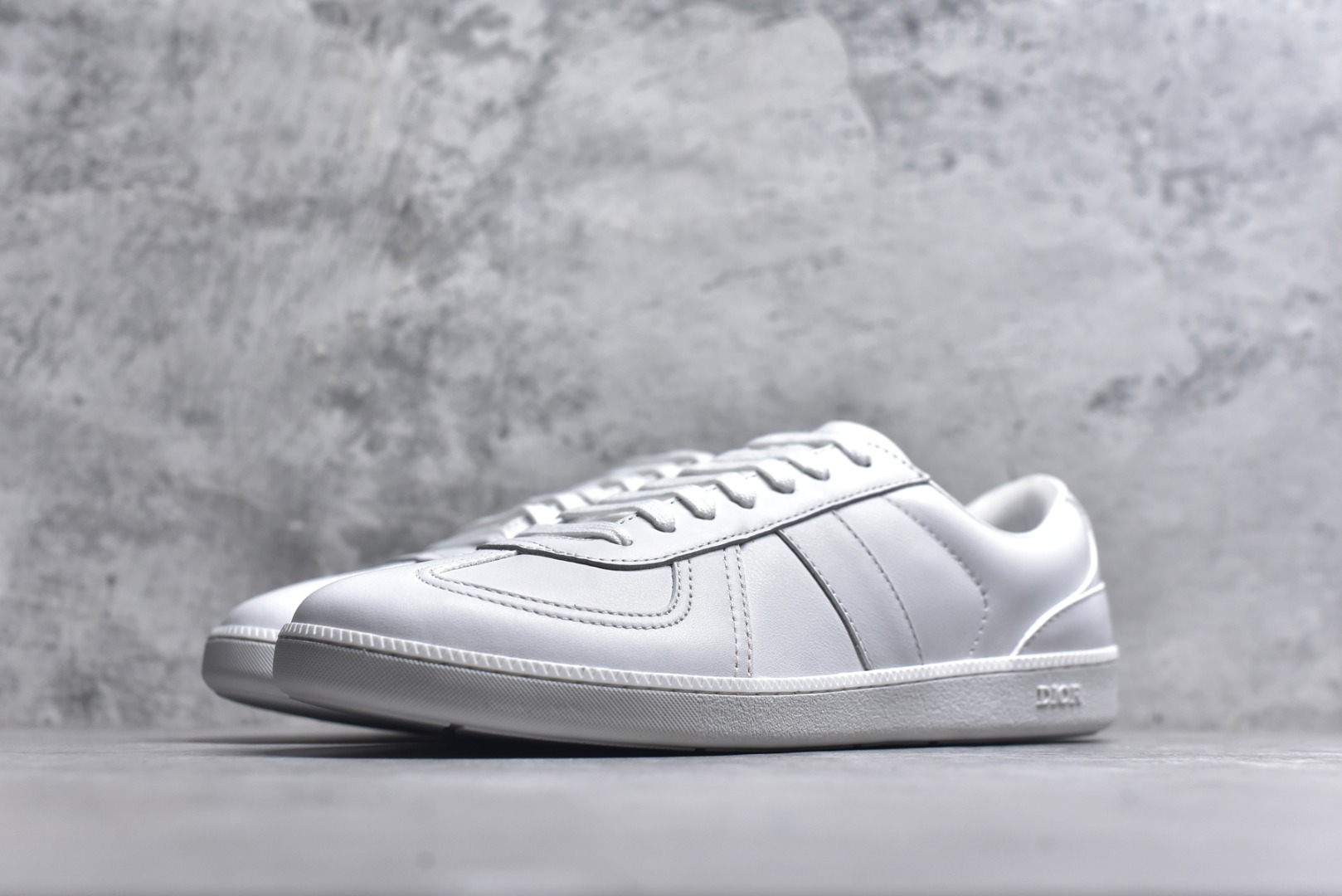 图片[2]-#Dior迪奥 Matchpoint 2025最新 B01系列 德训鞋休闲运动鞋 原版购入开发 做货 这款 B01 Matchpoint运动鞋是二零二五秋季系列新品，标志着 Dior 经典款式的回归，以时尚优雅的廓形重新诠释。采用黑色和白色光滑牛皮革精心制作，饰以灰色绒面革拼接提升格调。鞋舌和内部侧面饰以 Dior 标志，鞋后跟饰以 CD Icon 标志。搭配琥珀色橡胶鞋底，点缀以 Dior 标志，可与 Dior Icons 限定系列的各式造型搭配，打造精致造型 配送专柜精美包装🛍📦 ▪️ 面料 ： 原版定制进口头层牛皮 ▪️ 内里 ： 柔软进口牛皮里 ▪️ 鞋底 ： 原版开模防滑TPU材质 ▪️ 底厚 ：2.5CM ▪️ 尺码： 39-45-选品中心