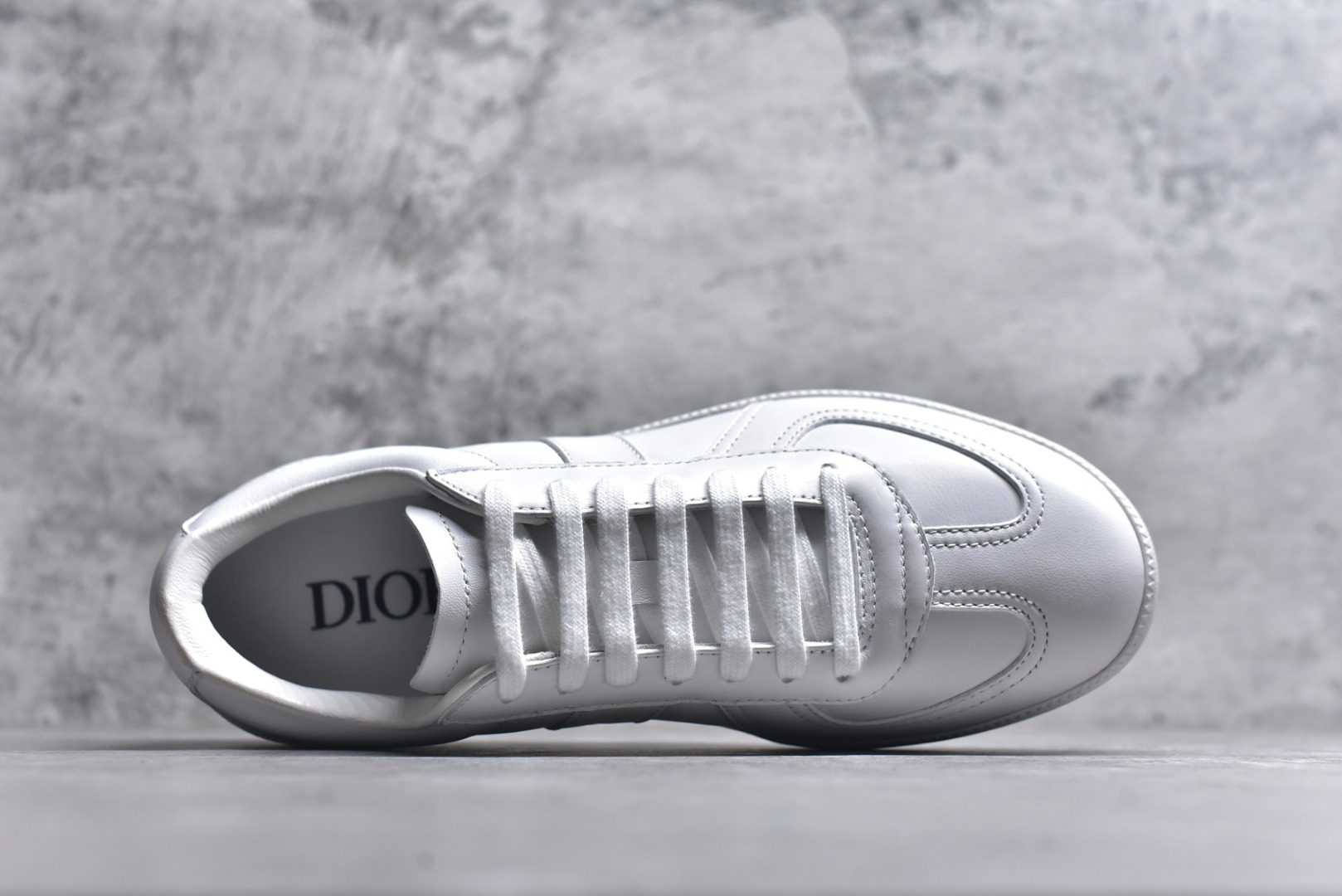 图片[4]-#Dior迪奥 Matchpoint 2025最新 B01系列 德训鞋休闲运动鞋 原版购入开发 做货 这款 B01 Matchpoint运动鞋是二零二五秋季系列新品，标志着 Dior 经典款式的回归，以时尚优雅的廓形重新诠释。采用黑色和白色光滑牛皮革精心制作，饰以灰色绒面革拼接提升格调。鞋舌和内部侧面饰以 Dior 标志，鞋后跟饰以 CD Icon 标志。搭配琥珀色橡胶鞋底，点缀以 Dior 标志，可与 Dior Icons 限定系列的各式造型搭配，打造精致造型 配送专柜精美包装🛍📦 ▪️ 面料 ： 原版定制进口头层牛皮 ▪️ 内里 ： 柔软进口牛皮里 ▪️ 鞋底 ： 原版开模防滑TPU材质 ▪️ 底厚 ：2.5CM ▪️ 尺码： 39-45-选品中心