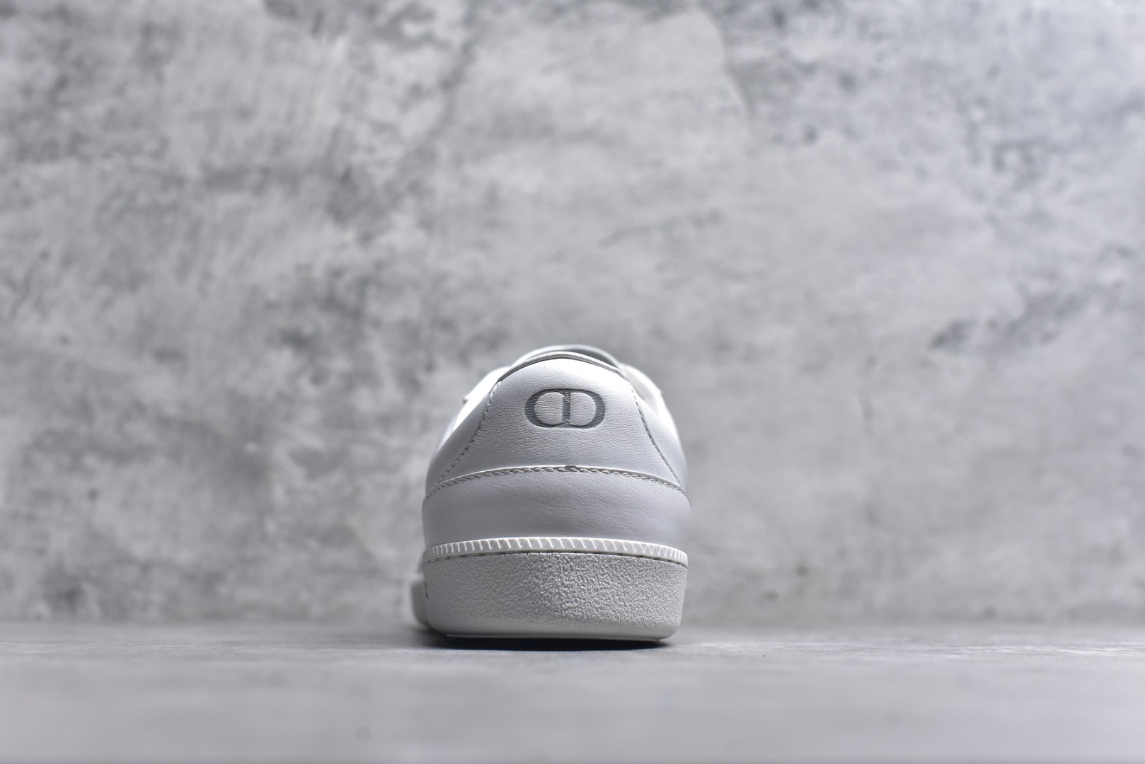 图片[5]-#Dior迪奥 Matchpoint 2025最新 B01系列 德训鞋休闲运动鞋 原版购入开发 做货 这款 B01 Matchpoint运动鞋是二零二五秋季系列新品，标志着 Dior 经典款式的回归，以时尚优雅的廓形重新诠释。采用黑色和白色光滑牛皮革精心制作，饰以灰色绒面革拼接提升格调。鞋舌和内部侧面饰以 Dior 标志，鞋后跟饰以 CD Icon 标志。搭配琥珀色橡胶鞋底，点缀以 Dior 标志，可与 Dior Icons 限定系列的各式造型搭配，打造精致造型 配送专柜精美包装🛍📦 ▪️ 面料 ： 原版定制进口头层牛皮 ▪️ 内里 ： 柔软进口牛皮里 ▪️ 鞋底 ： 原版开模防滑TPU材质 ▪️ 底厚 ：2.5CM ▪️ 尺码： 39-45-选品中心