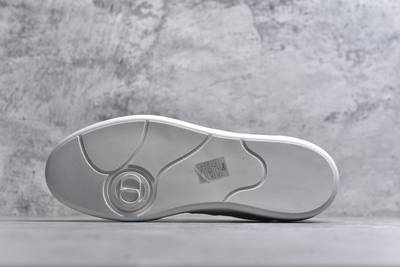 图片[6]-#Dior迪奥 Matchpoint 2025最新 B01系列 德训鞋休闲运动鞋 原版购入开发 做货 这款 B01 Matchpoint运动鞋是二零二五秋季系列新品，标志着 Dior 经典款式的回归，以时尚优雅的廓形重新诠释。采用黑色和白色光滑牛皮革精心制作，饰以灰色绒面革拼接提升格调。鞋舌和内部侧面饰以 Dior 标志，鞋后跟饰以 CD Icon 标志。搭配琥珀色橡胶鞋底，点缀以 Dior 标志，可与 Dior Icons 限定系列的各式造型搭配，打造精致造型 配送专柜精美包装🛍📦 ▪️ 面料 ： 原版定制进口头层牛皮 ▪️ 内里 ： 柔软进口牛皮里 ▪️ 鞋底 ： 原版开模防滑TPU材质 ▪️ 底厚 ：2.5CM ▪️ 尺码： 39-45-选品中心