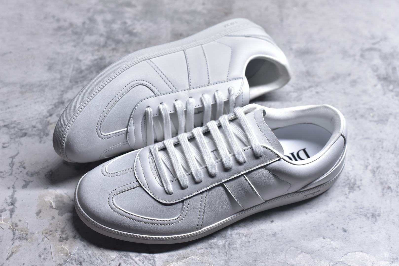 图片[7]-#Dior迪奥 Matchpoint 2025最新 B01系列 德训鞋休闲运动鞋 原版购入开发 做货 这款 B01 Matchpoint运动鞋是二零二五秋季系列新品，标志着 Dior 经典款式的回归，以时尚优雅的廓形重新诠释。采用黑色和白色光滑牛皮革精心制作，饰以灰色绒面革拼接提升格调。鞋舌和内部侧面饰以 Dior 标志，鞋后跟饰以 CD Icon 标志。搭配琥珀色橡胶鞋底，点缀以 Dior 标志，可与 Dior Icons 限定系列的各式造型搭配，打造精致造型 配送专柜精美包装🛍📦 ▪️ 面料 ： 原版定制进口头层牛皮 ▪️ 内里 ： 柔软进口牛皮里 ▪️ 鞋底 ： 原版开模防滑TPU材质 ▪️ 底厚 ：2.5CM ▪️ 尺码： 39-45-选品中心