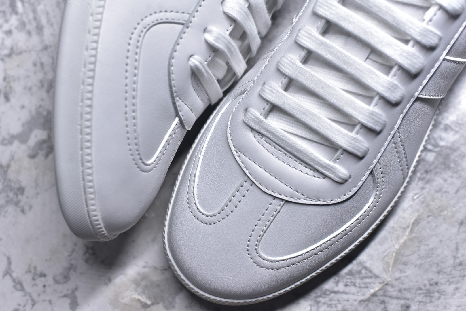 图片[8]-#Dior迪奥 Matchpoint 2025最新 B01系列 德训鞋休闲运动鞋 原版购入开发 做货 这款 B01 Matchpoint运动鞋是二零二五秋季系列新品，标志着 Dior 经典款式的回归，以时尚优雅的廓形重新诠释。采用黑色和白色光滑牛皮革精心制作，饰以灰色绒面革拼接提升格调。鞋舌和内部侧面饰以 Dior 标志，鞋后跟饰以 CD Icon 标志。搭配琥珀色橡胶鞋底，点缀以 Dior 标志，可与 Dior Icons 限定系列的各式造型搭配，打造精致造型 配送专柜精美包装🛍📦 ▪️ 面料 ： 原版定制进口头层牛皮 ▪️ 内里 ： 柔软进口牛皮里 ▪️ 鞋底 ： 原版开模防滑TPU材质 ▪️ 底厚 ：2.5CM ▪️ 尺码： 39-45-选品中心