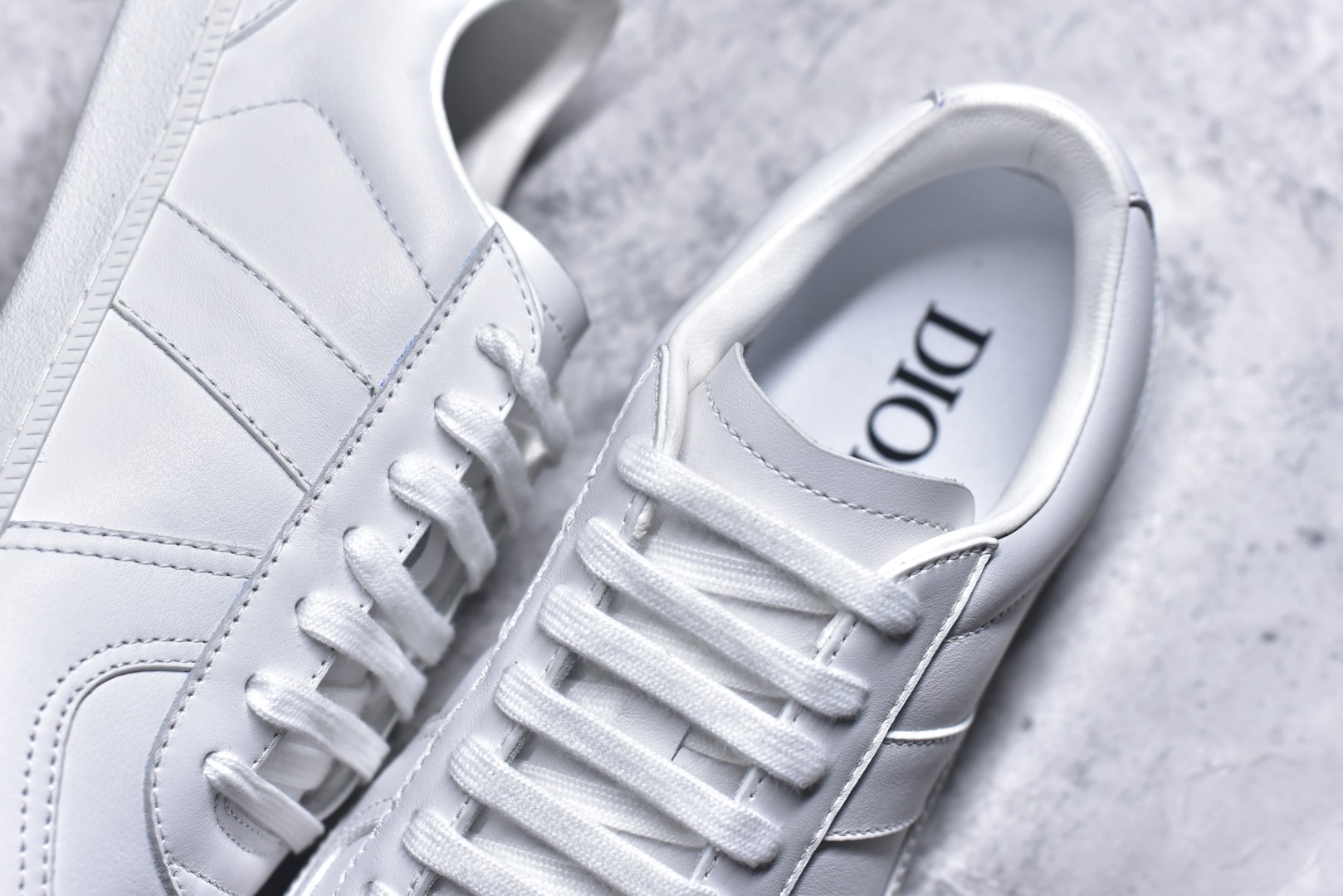 图片[9]-#Dior迪奥 Matchpoint 2025最新 B01系列 德训鞋休闲运动鞋 原版购入开发 做货 这款 B01 Matchpoint运动鞋是二零二五秋季系列新品，标志着 Dior 经典款式的回归，以时尚优雅的廓形重新诠释。采用黑色和白色光滑牛皮革精心制作，饰以灰色绒面革拼接提升格调。鞋舌和内部侧面饰以 Dior 标志，鞋后跟饰以 CD Icon 标志。搭配琥珀色橡胶鞋底，点缀以 Dior 标志，可与 Dior Icons 限定系列的各式造型搭配，打造精致造型 配送专柜精美包装🛍📦 ▪️ 面料 ： 原版定制进口头层牛皮 ▪️ 内里 ： 柔软进口牛皮里 ▪️ 鞋底 ： 原版开模防滑TPU材质 ▪️ 底厚 ：2.5CM ▪️ 尺码： 39-45-选品中心