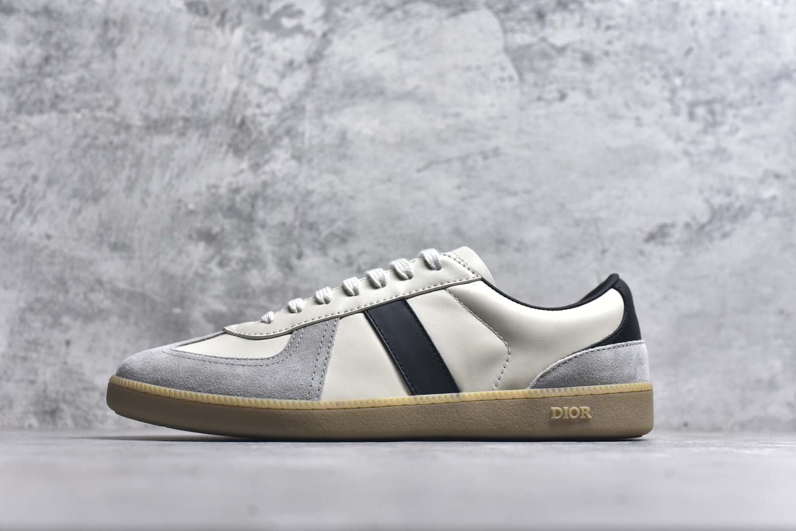 #Dior迪奥 Matchpoint 2025最新 B01系列 德训鞋休闲运动鞋 原版购入开发 做货 这款 B01 Matchpoint运动鞋是二零二五秋季系列新品，标志着 Dior 经典款式的回归，以时尚优雅的廓形重新诠释。采用黑色和白色光滑牛皮革精心制作，饰以灰色绒面革拼接提升格调。鞋舌和内部侧面饰以 Dior 标志，鞋后跟饰以 CD Icon 标志。搭配琥珀色橡胶鞋底，点缀以 Dior 标志，可与 Dior Icons 限定系列的各式造型搭配，打造精致造型 配送专柜精美包装🛍📦 ▪️ 面料 ： 原版定制进口头层牛皮 ▪️ 内里 ： 柔软进口牛皮里 ▪️ 鞋底 ： 原版开模防滑TPU材质 ▪️ 底厚 ：2.5CM ▪️ 尺码： 39-45-选品中心